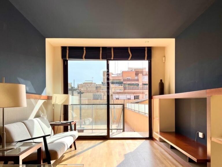 Luminoso piso con terraza de 90m2 y piscina comunitaria