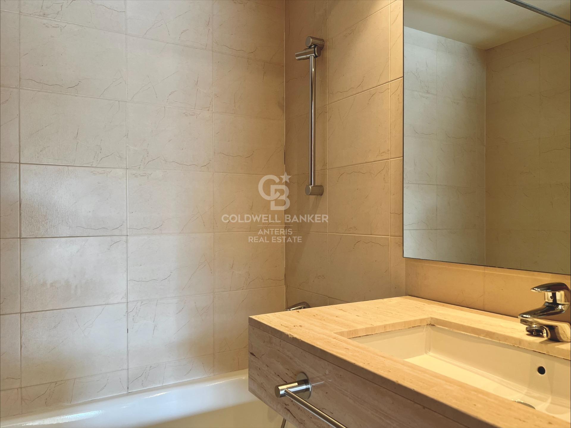 Luminoso piso con terraza de 90m2 y piscina comunitaria