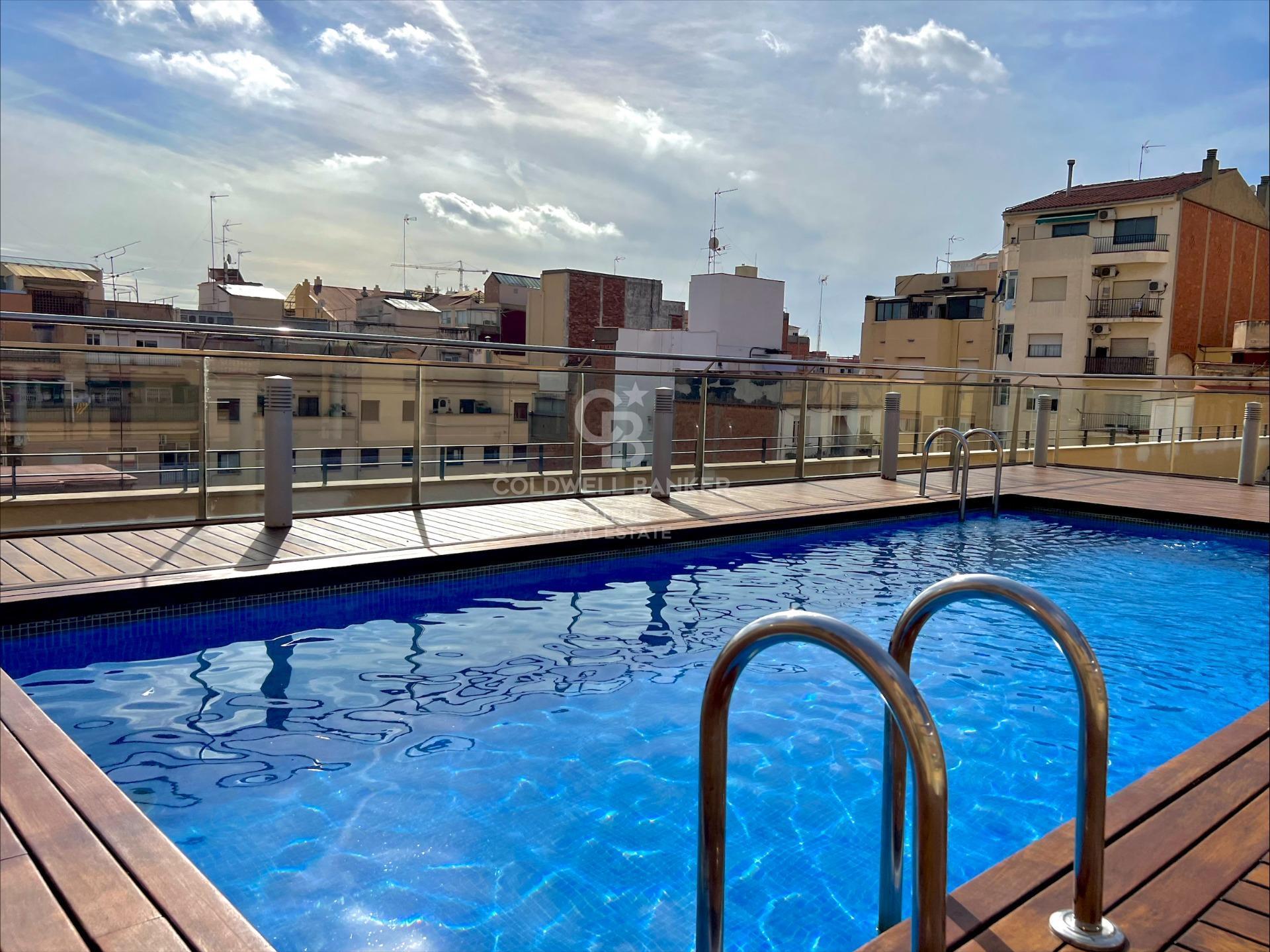 Luminoso piso con terraza de 90m2 y piscina comunitaria