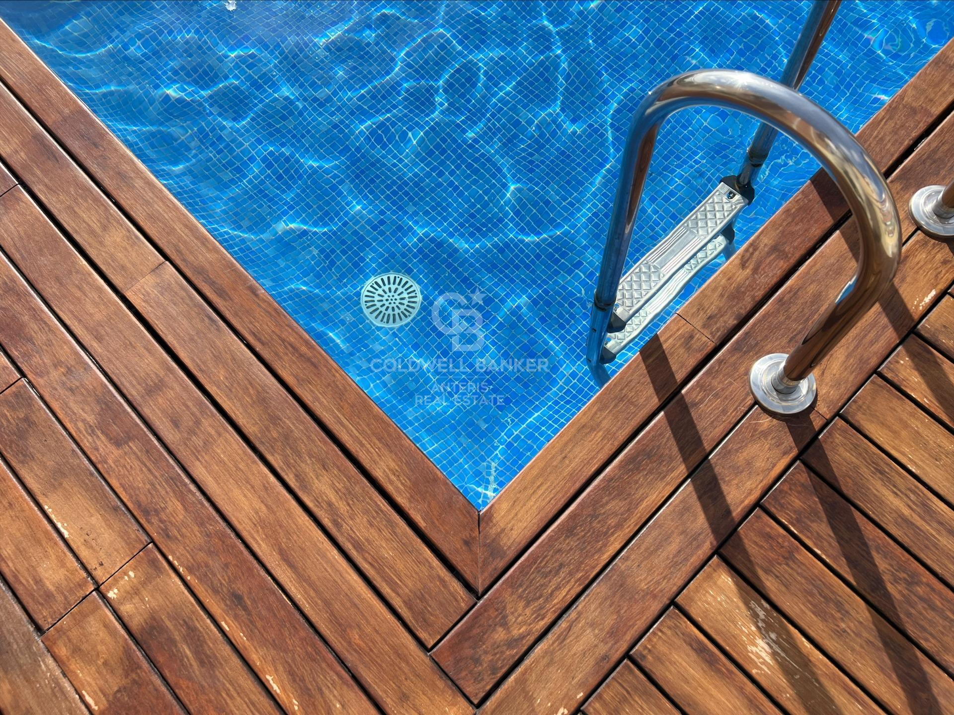 Luminoso piso con terraza de 90m2 y piscina comunitaria