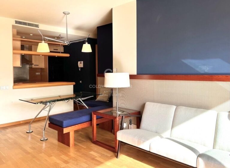 Luminoso piso con terraza de 90m2 y piscina comunitaria
