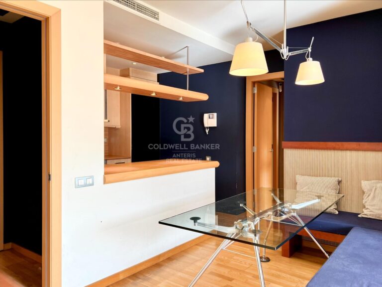 Luminoso piso con terraza de 90m2 y piscina comunitaria