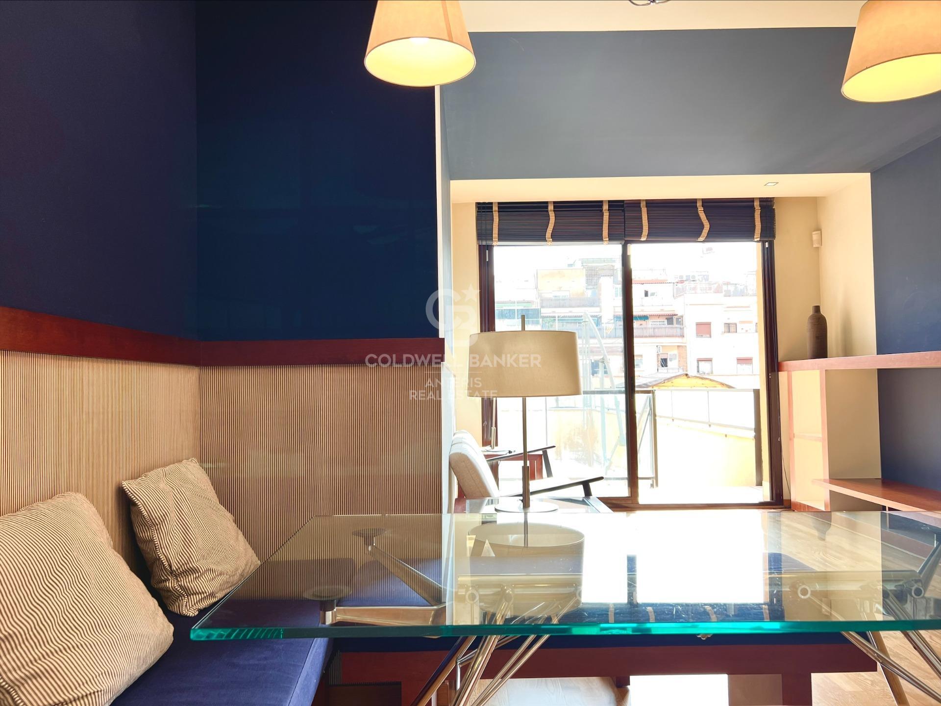 Luminoso piso con terraza de 90m2 y piscina comunitaria