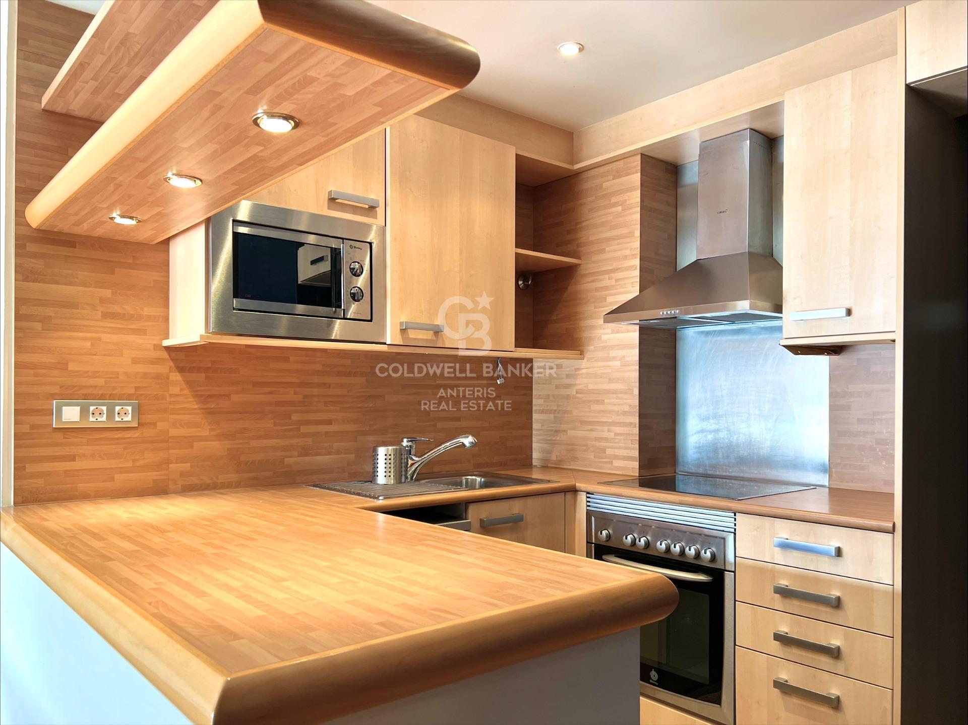 Luminoso piso con terraza de 90m2 y piscina comunitaria