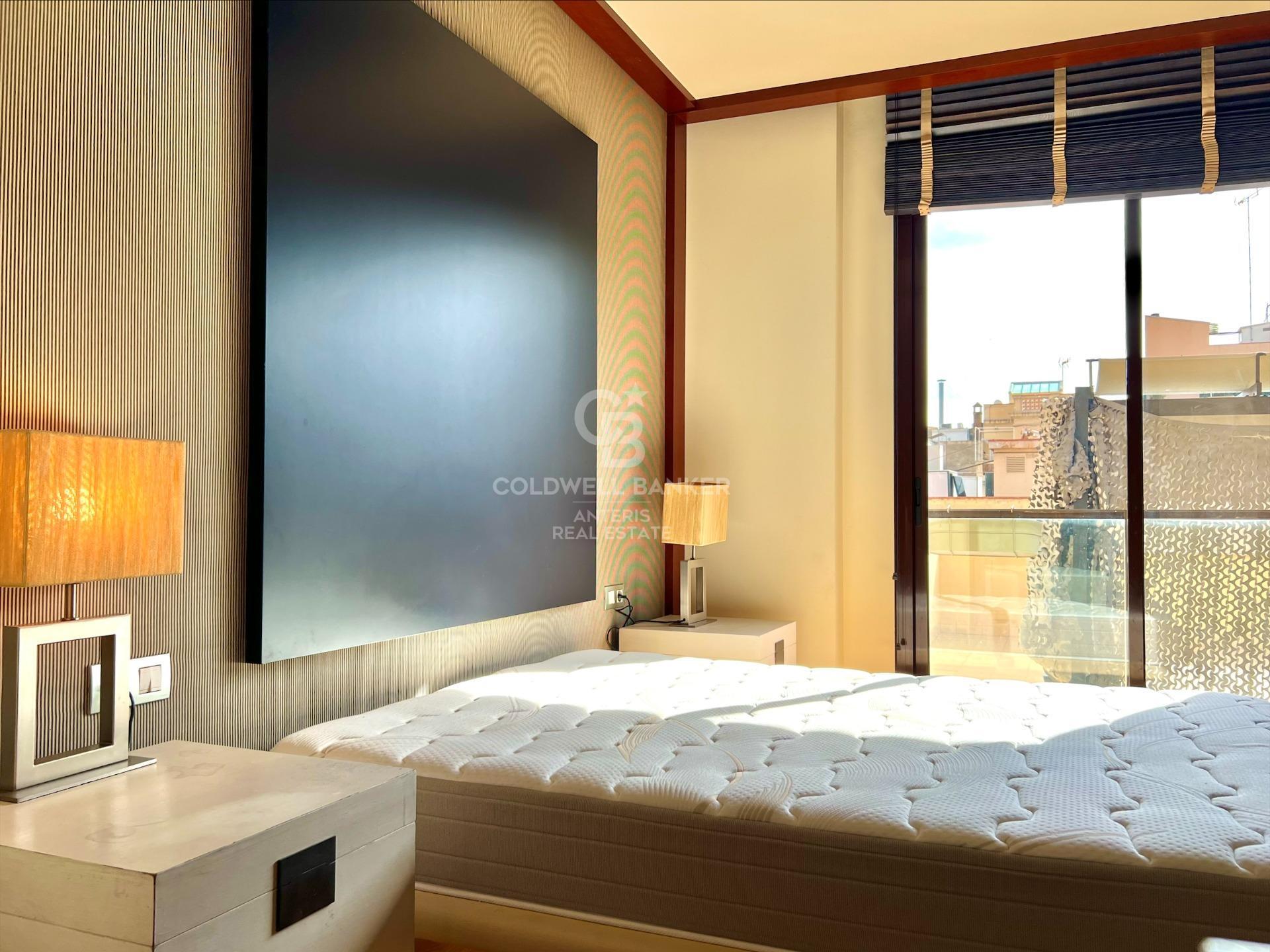 Luminoso piso con terraza de 90m2 y piscina comunitaria