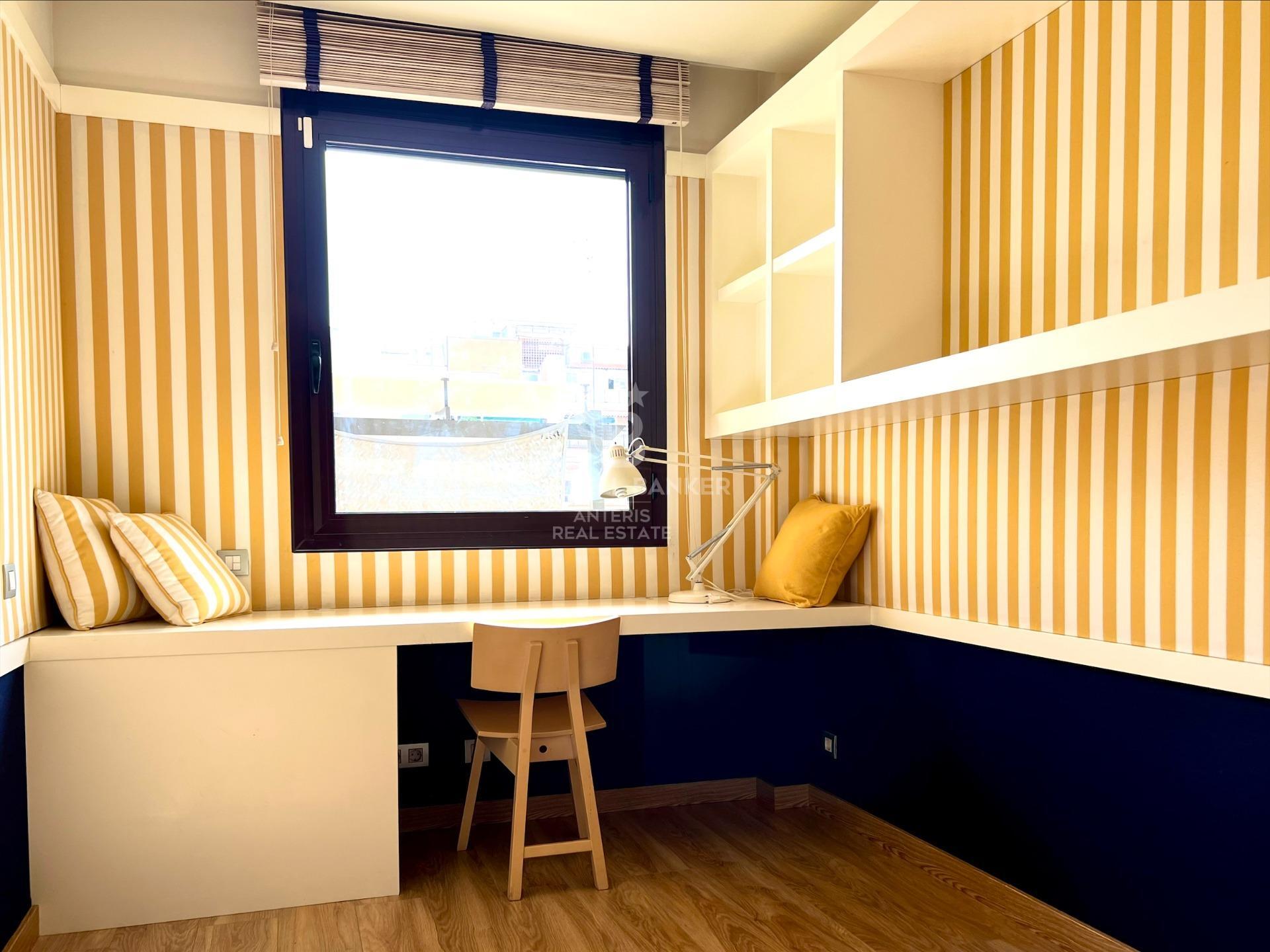 Luminoso piso con terraza de 90m2 y piscina comunitaria