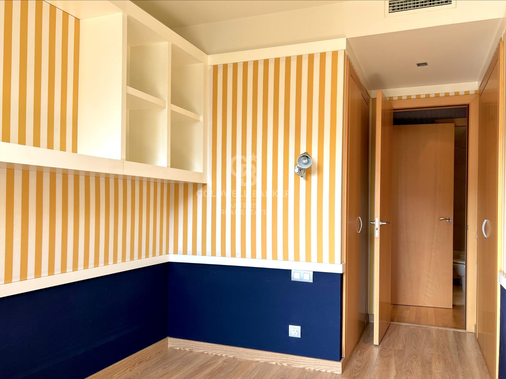 Luminoso piso con terraza de 90m2 y piscina comunitaria