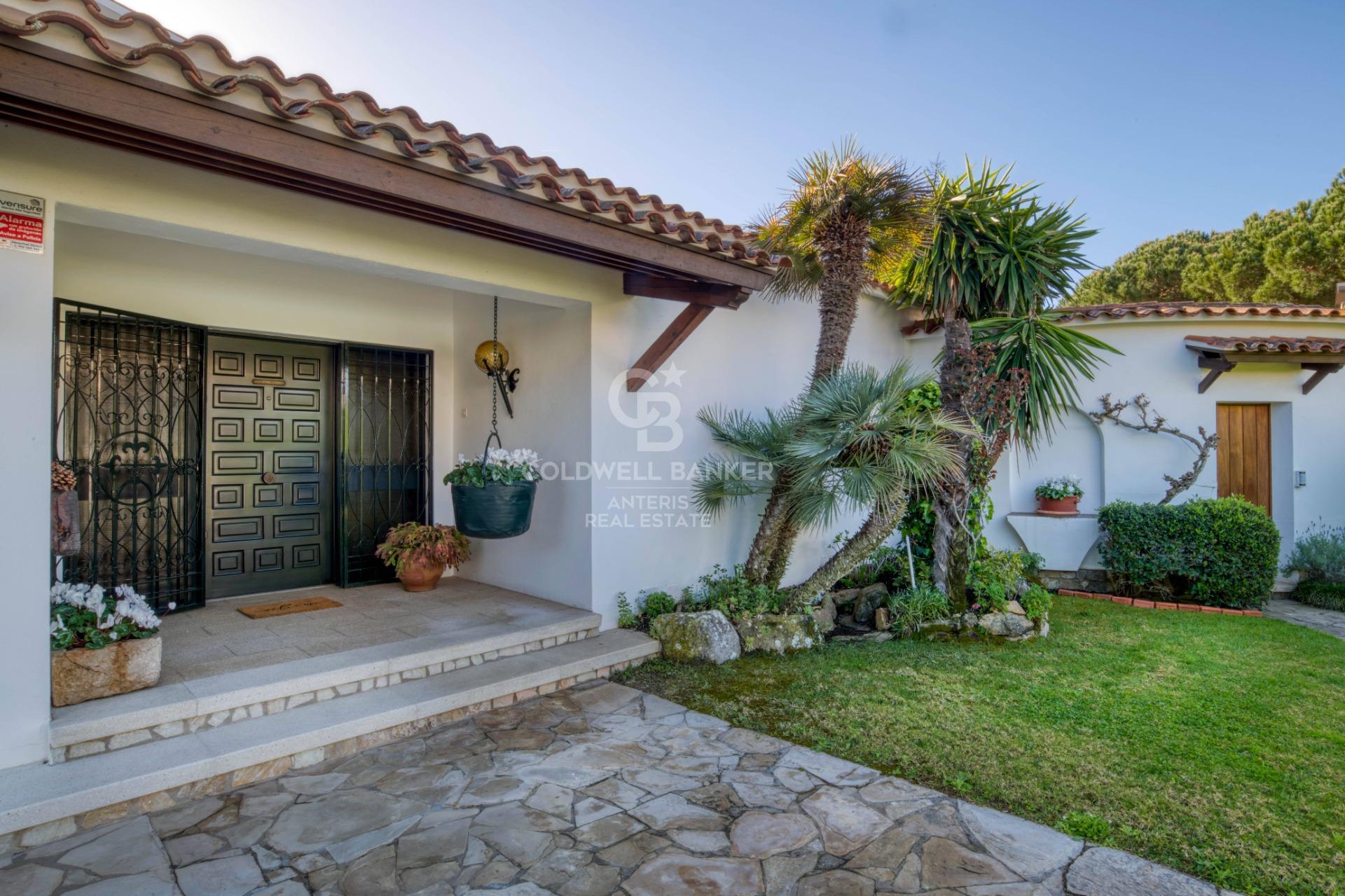 One-story villa with 6 bedrooms