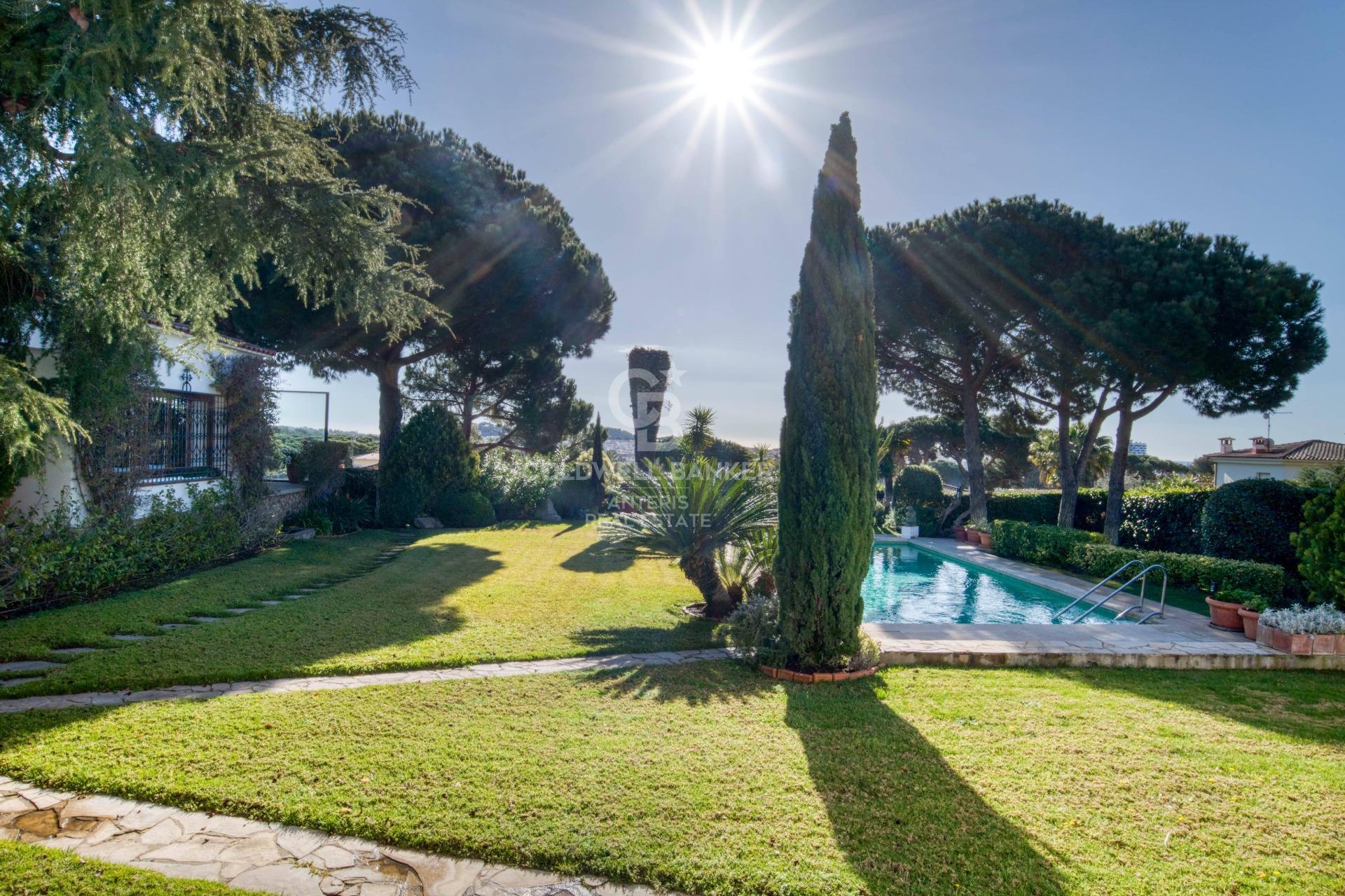 One-story villa with 6 bedrooms