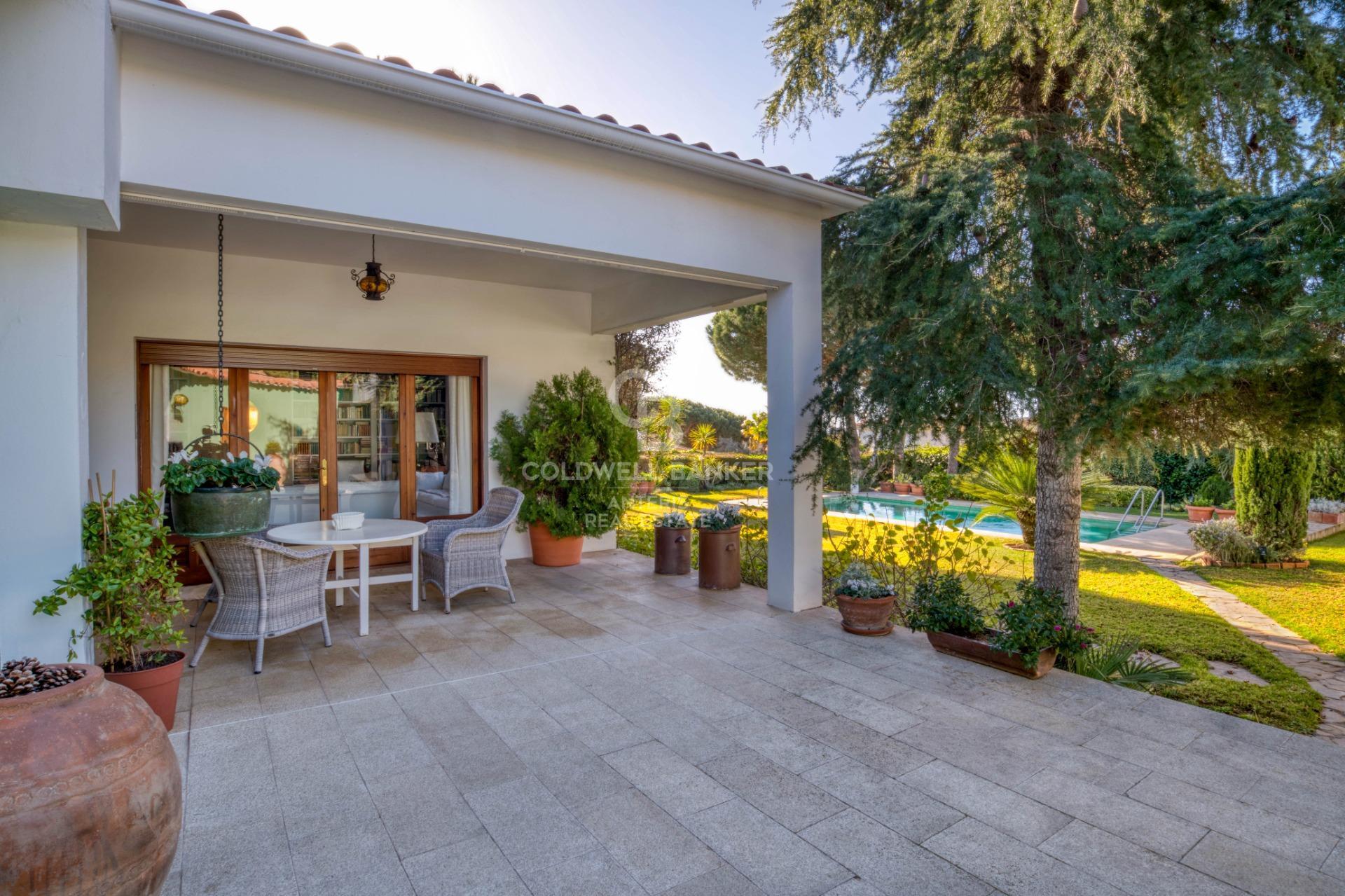 One-story villa with 6 bedrooms