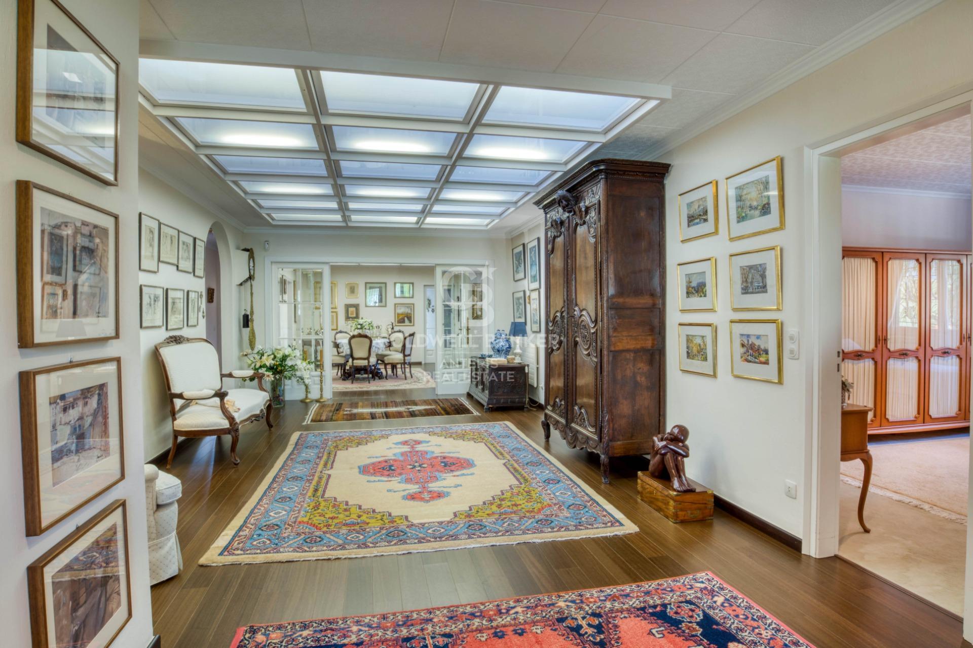 One-story villa with 6 bedrooms