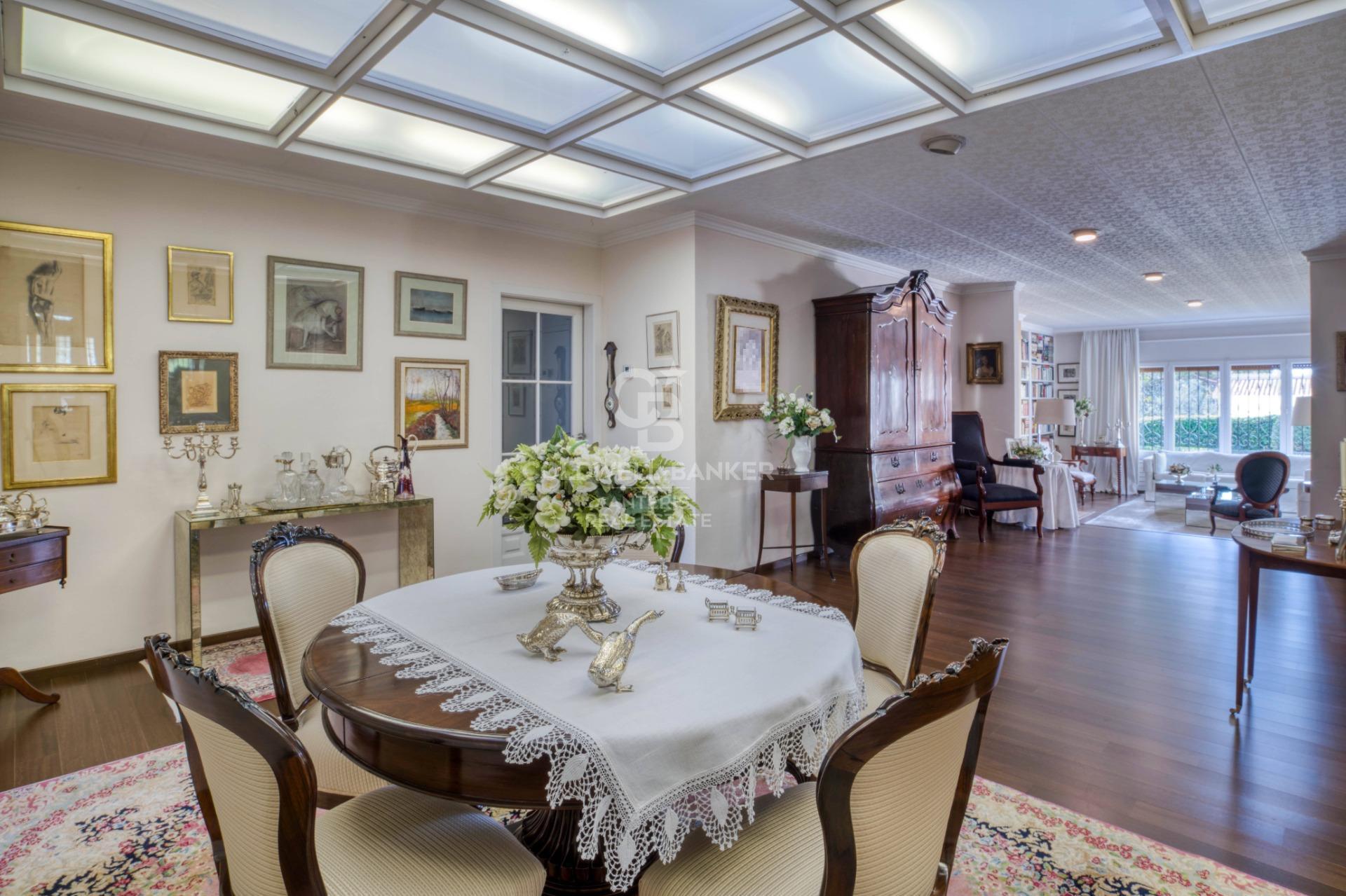 One-story villa with 6 bedrooms