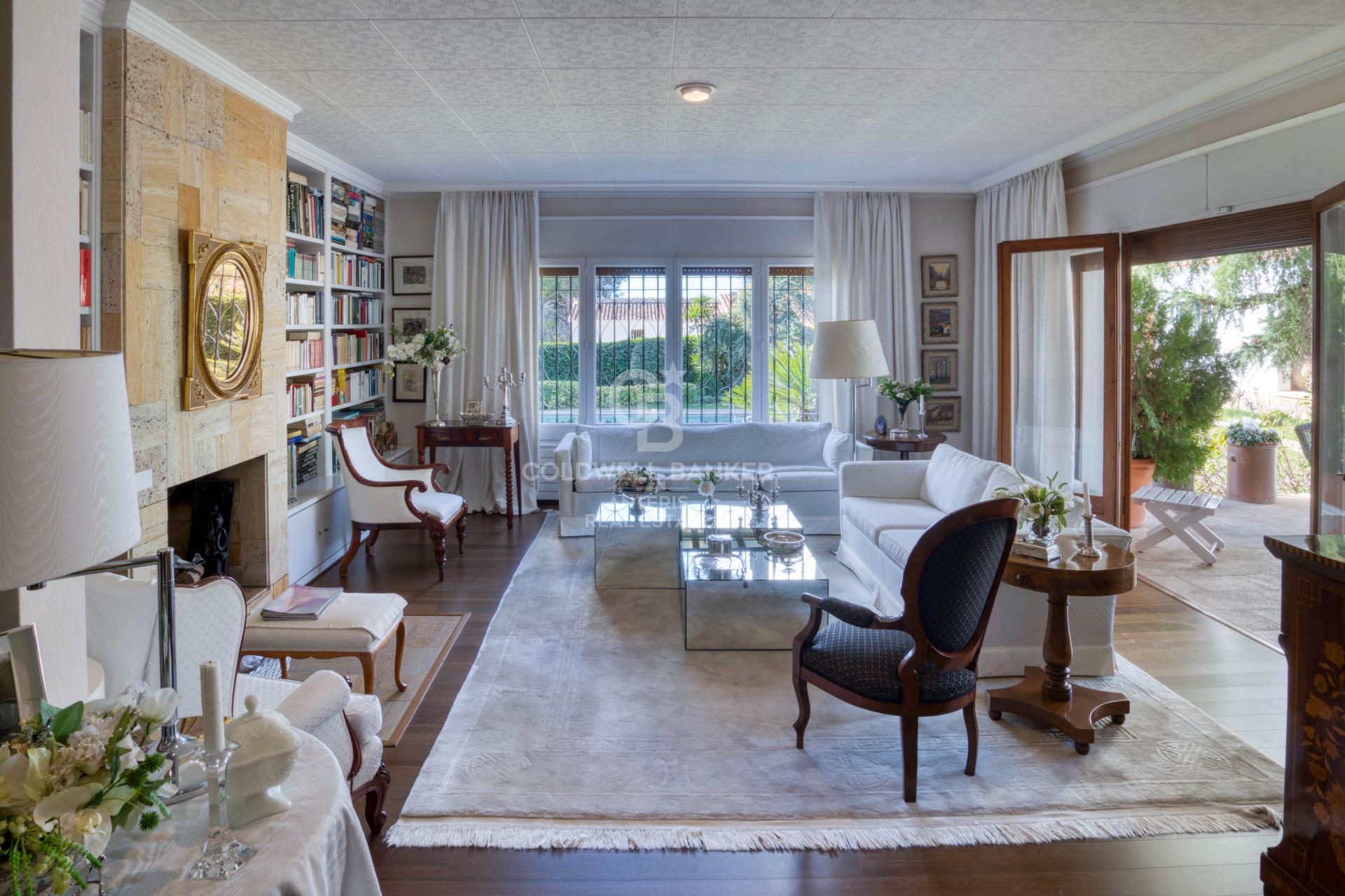 One-story villa with 6 bedrooms