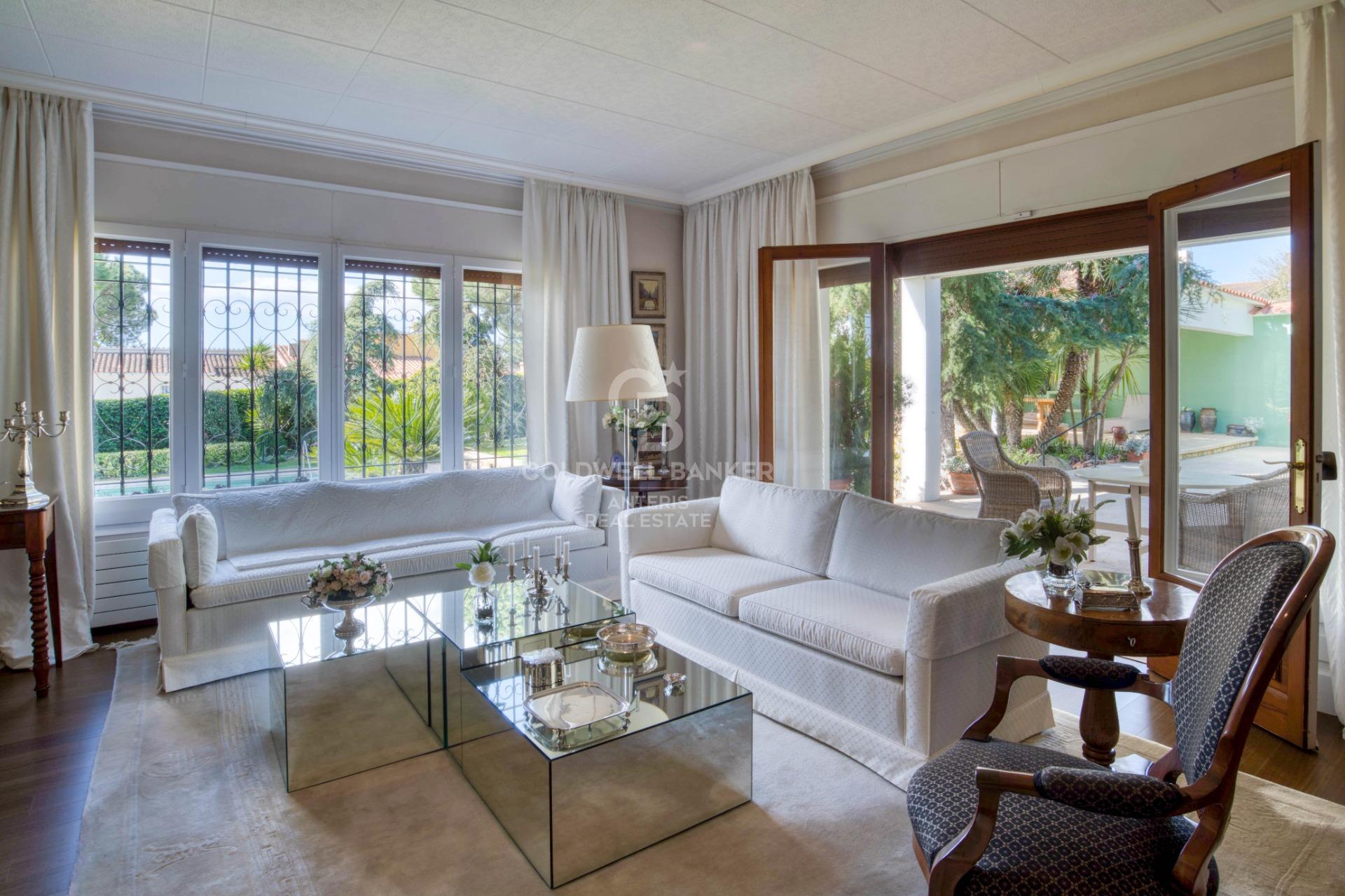 One-story villa with 6 bedrooms