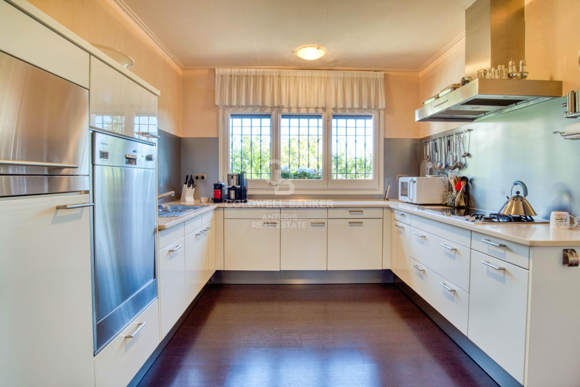 One-story villa with 6 bedrooms