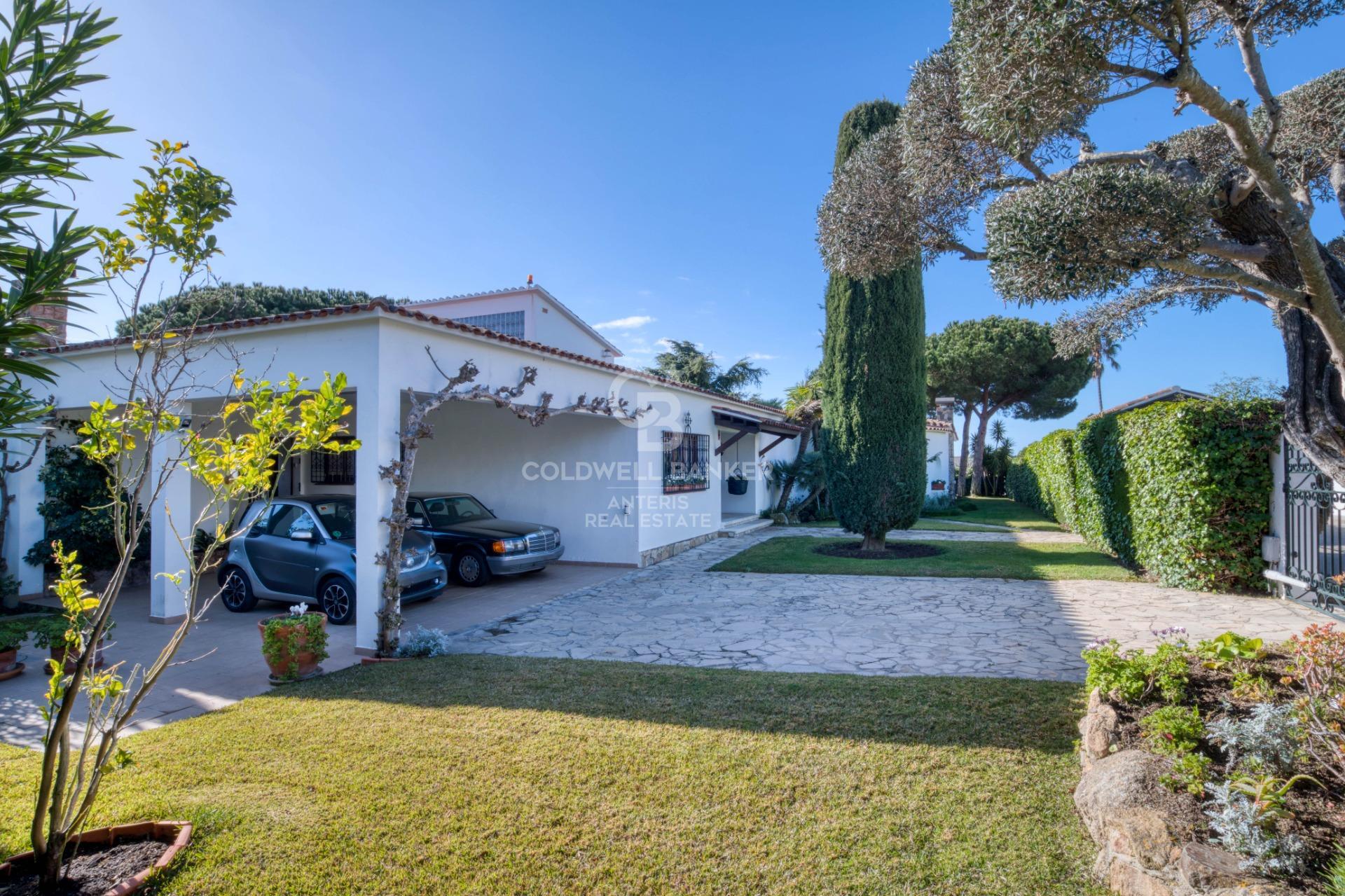 One-story villa with 6 bedrooms