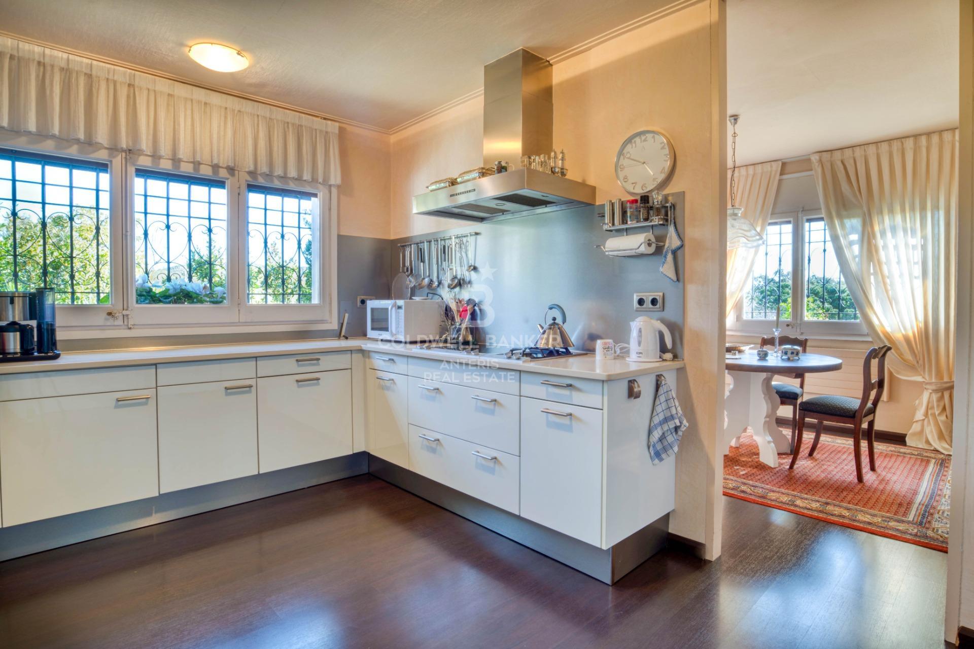 One-story villa with 6 bedrooms