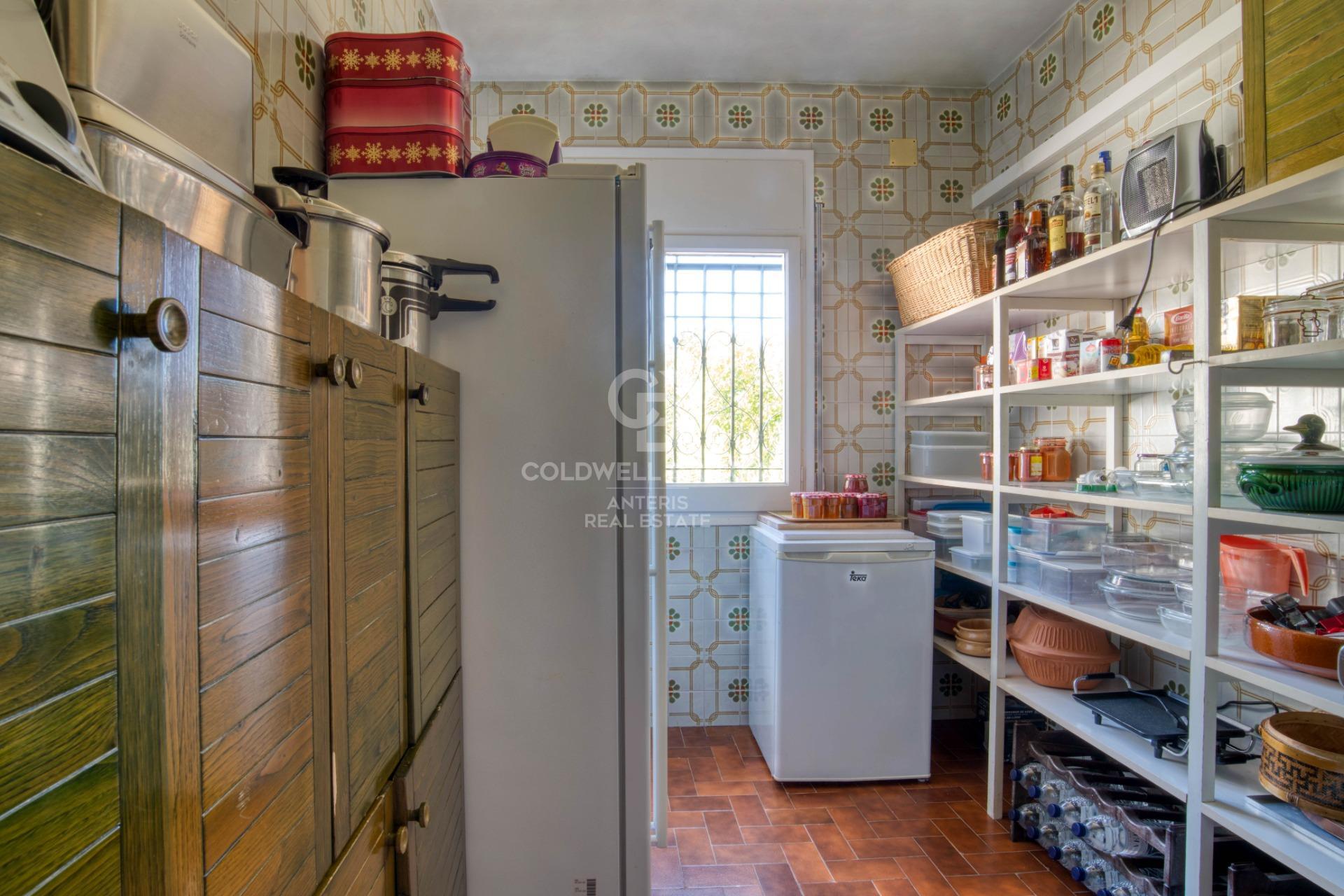 One-story villa with 6 bedrooms