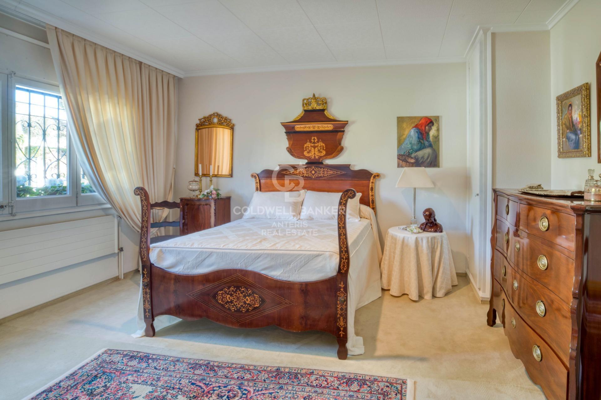 One-story villa with 6 bedrooms