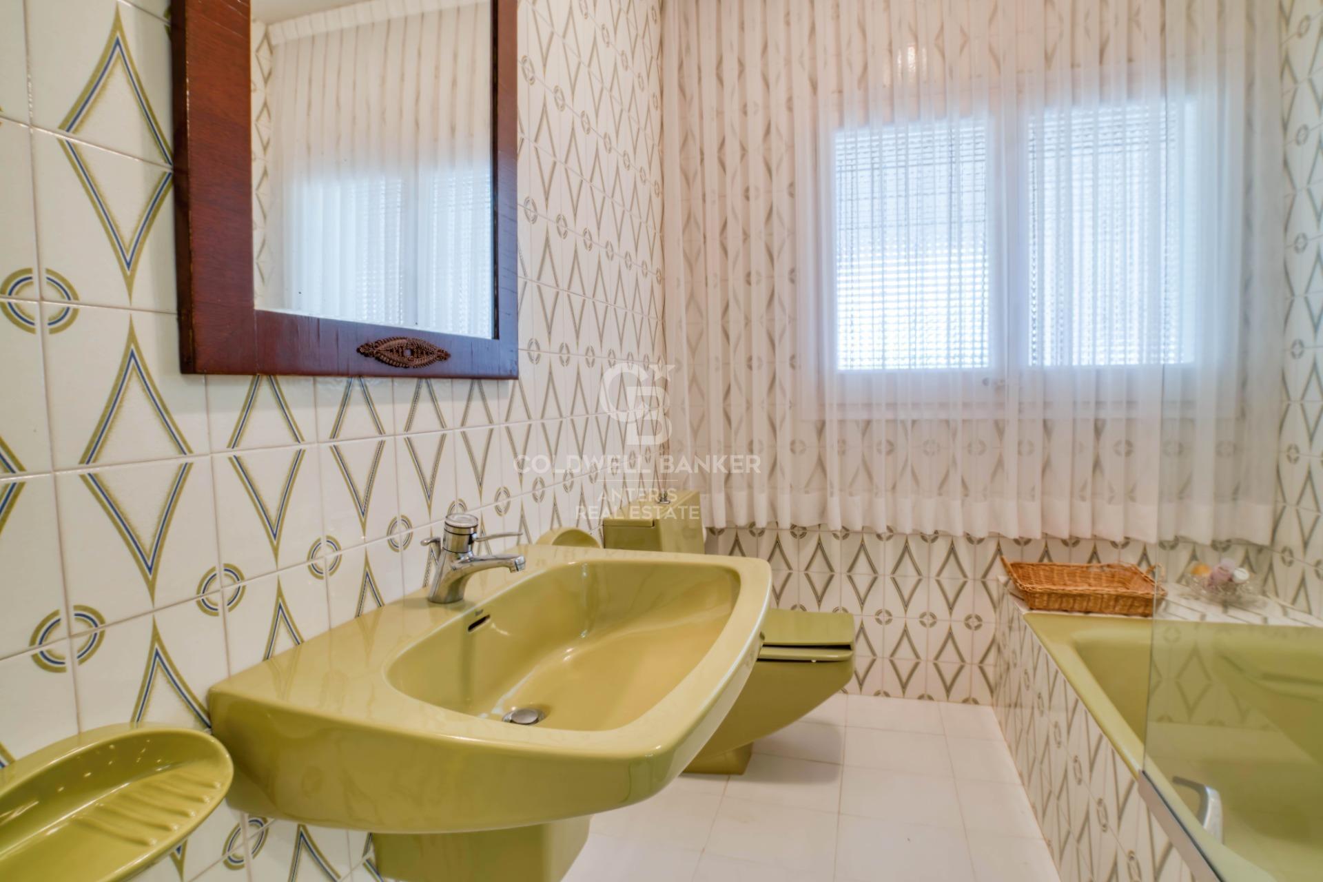 One-story villa with 6 bedrooms