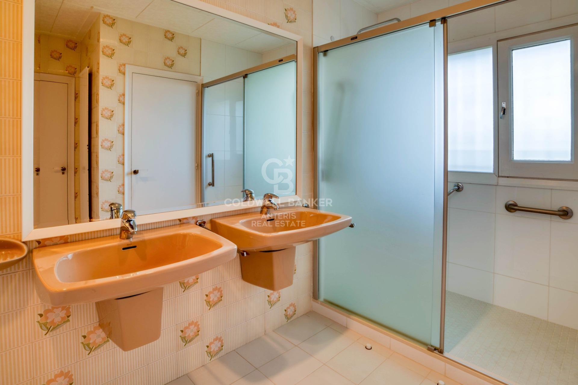 One-story villa with 6 bedrooms