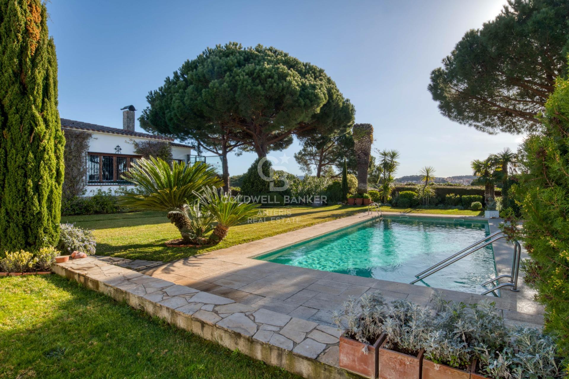 One-story villa with 6 bedrooms