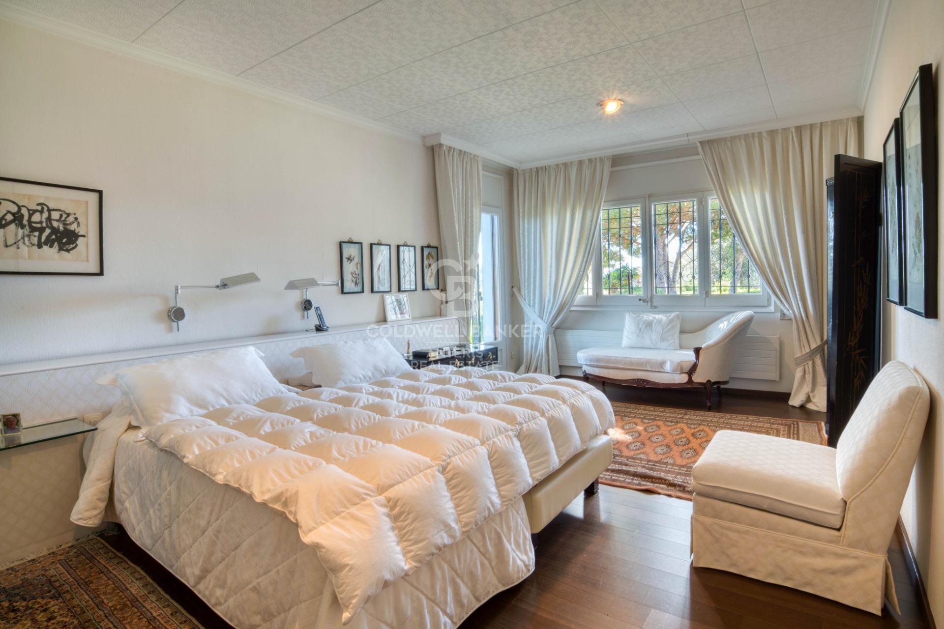 One-story villa with 6 bedrooms