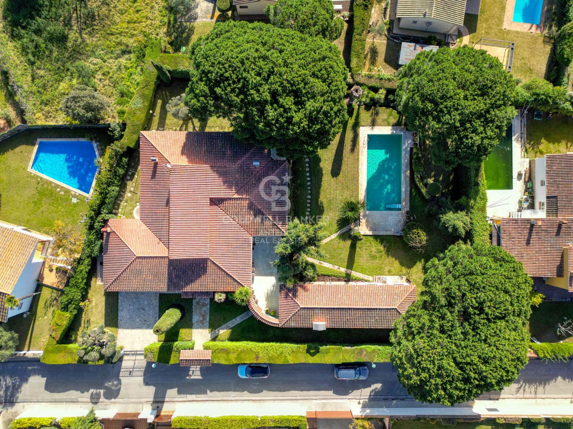 One-story villa with 6 bedrooms