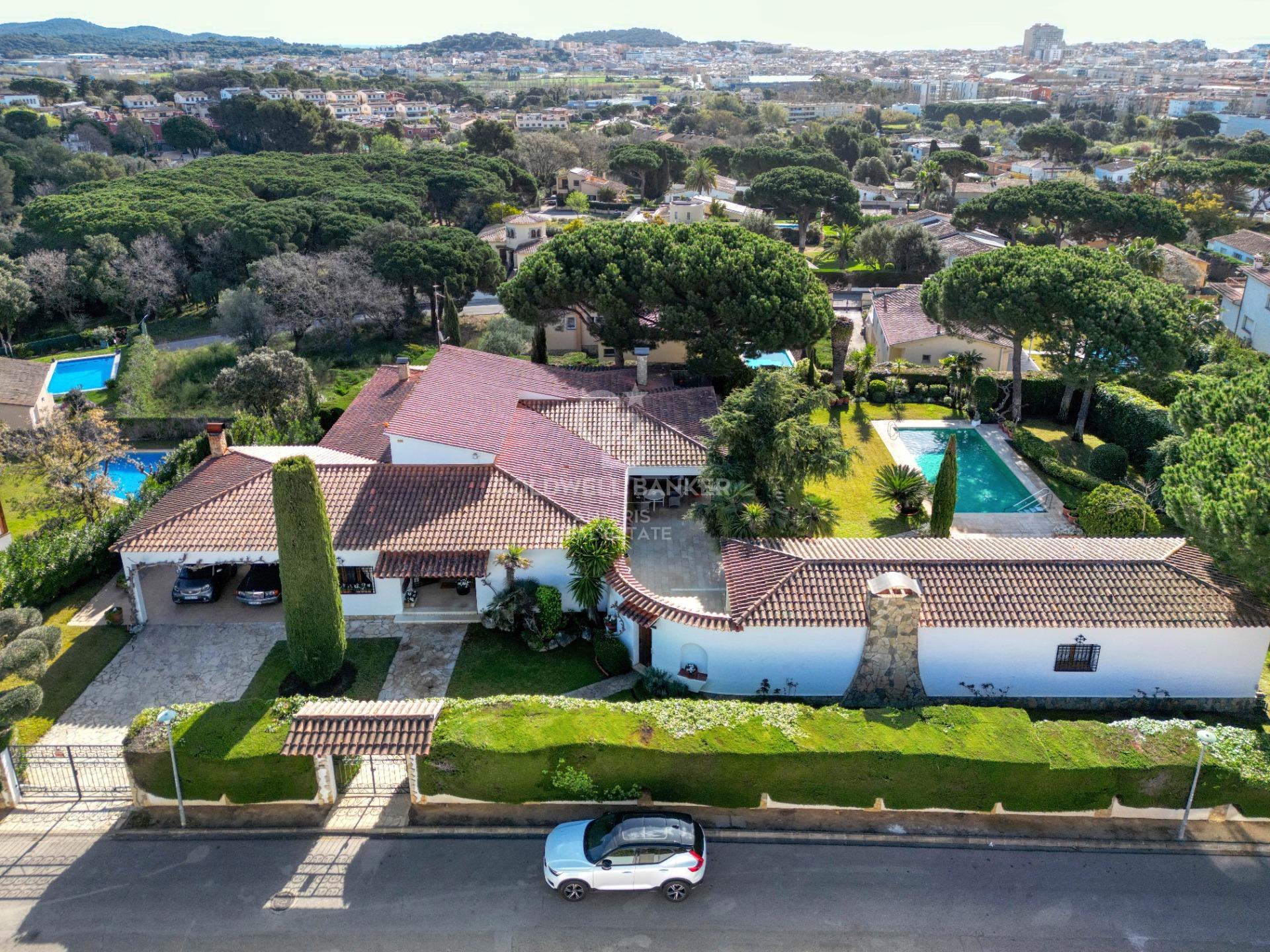 One-story villa with 6 bedrooms