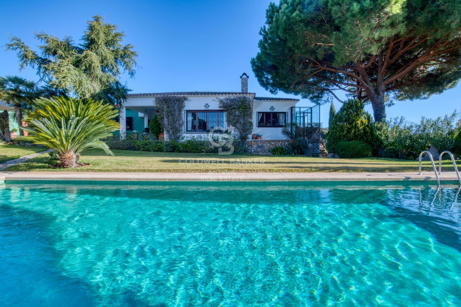 One-story villa with 6 bedrooms