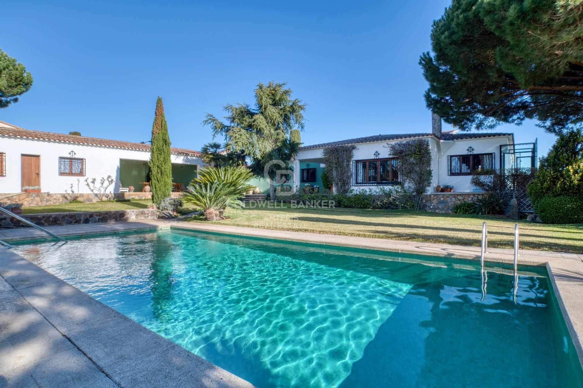 One-story villa with 6 bedrooms