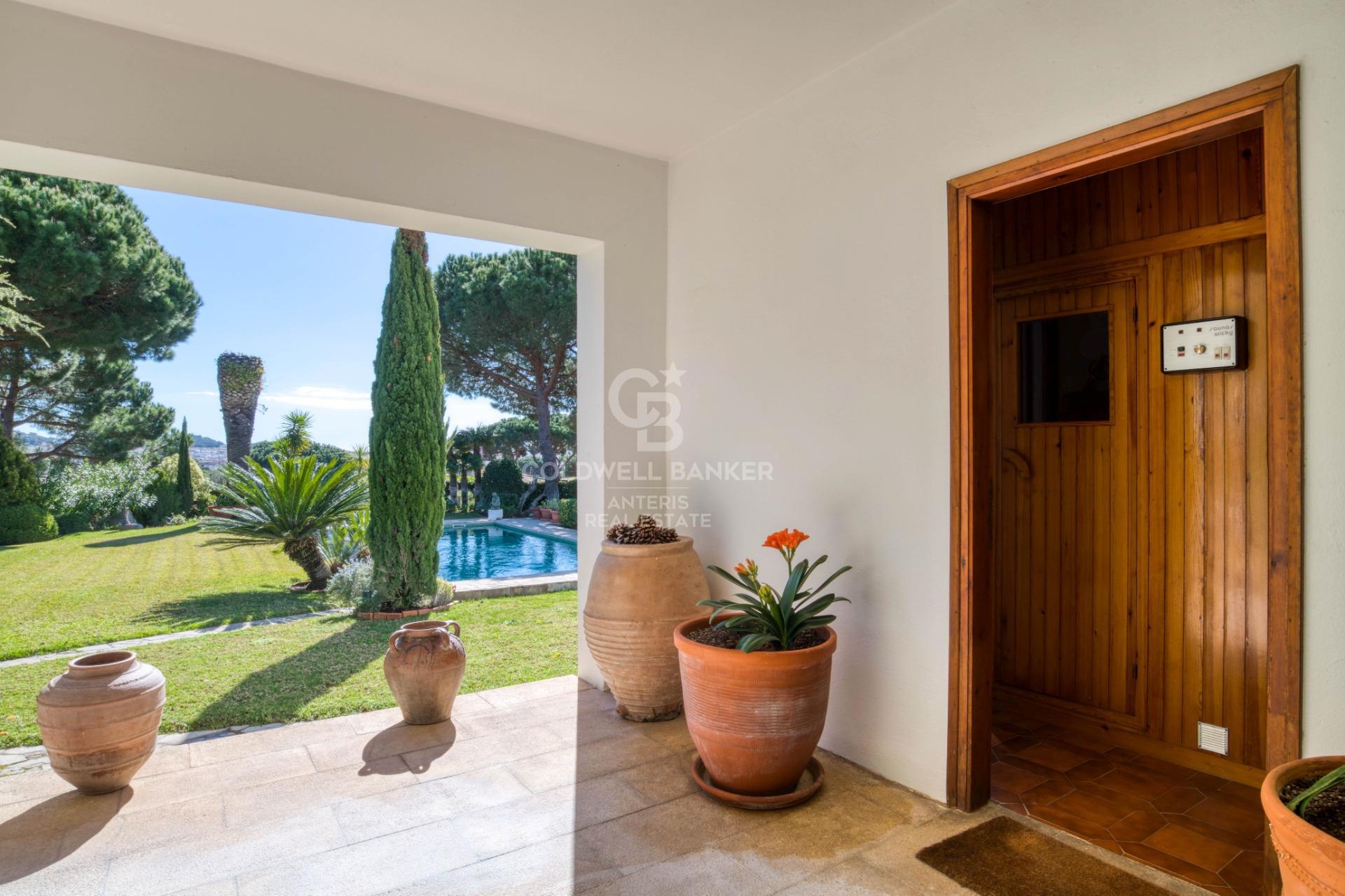 One-story villa with 6 bedrooms