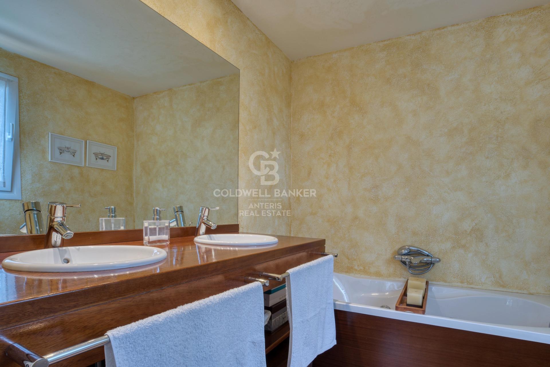 5 bedroom villa with private pool