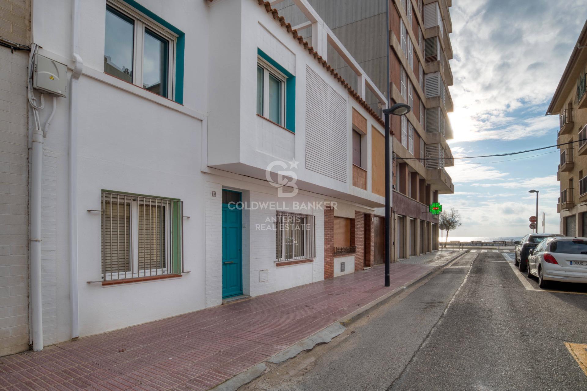 Vivienda pareada reformada de 3 pisos en la Costa Brava