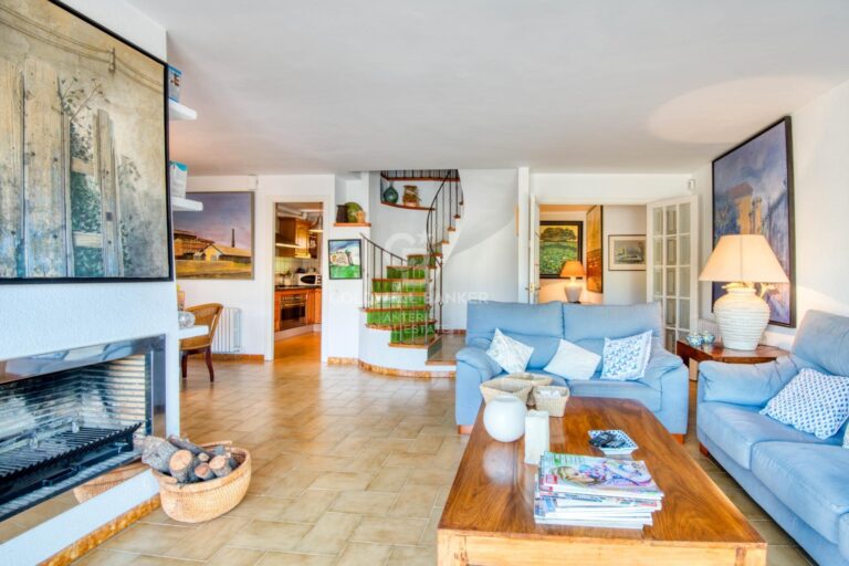 Dwupoziomowy penthouse na wybrzeżu Costa Brava