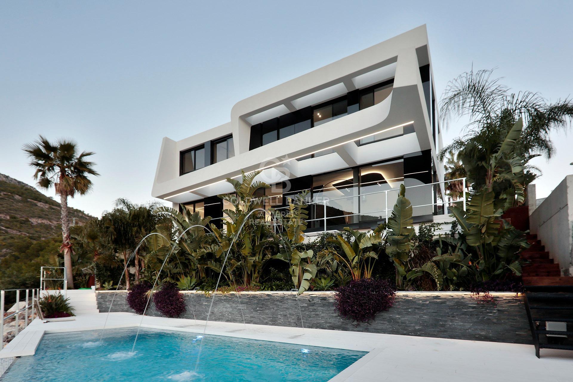 Luksusowa willa w oryginalnym stylu z widokiem na morze