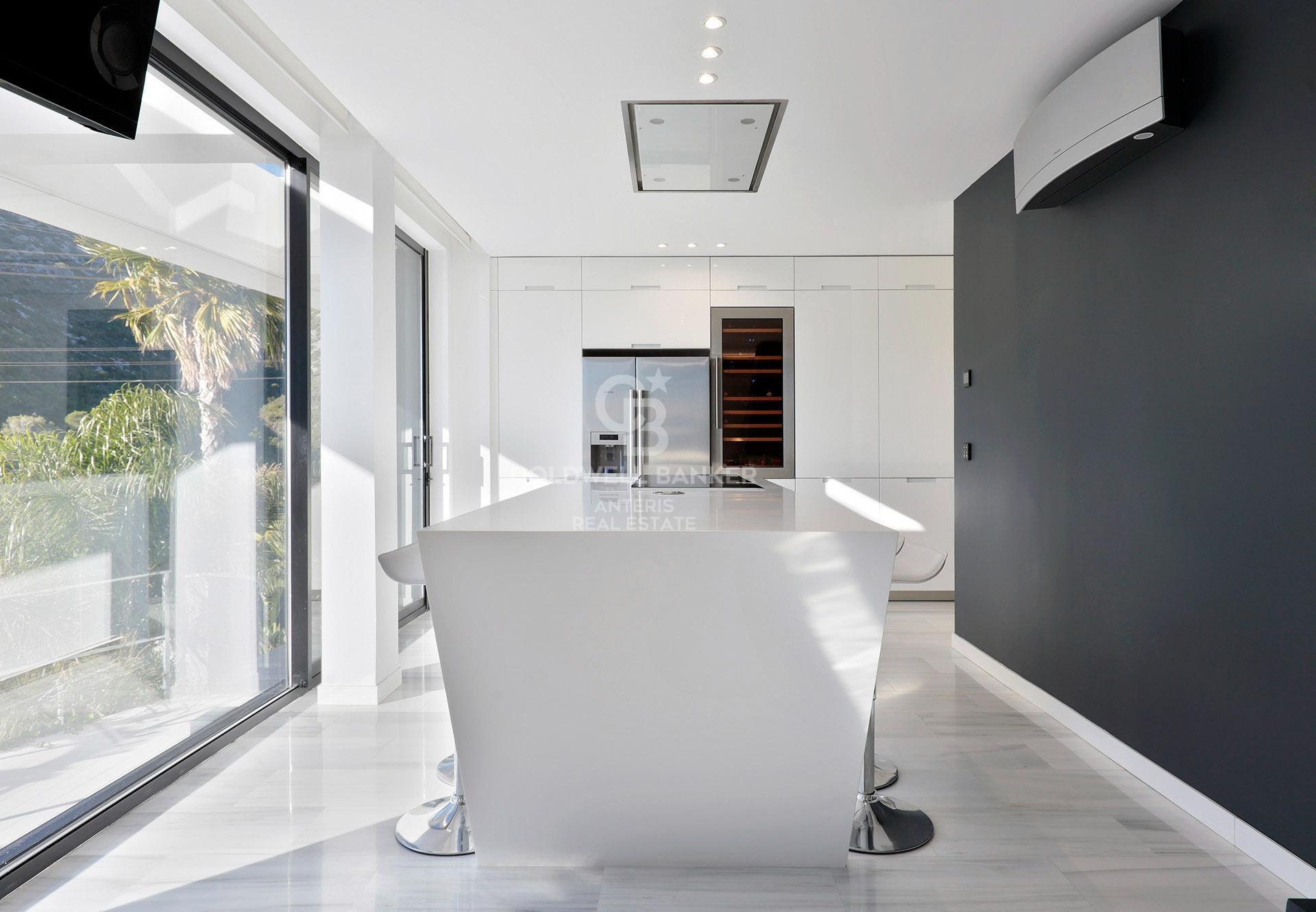 Luksusowa willa w oryginalnym stylu z widokiem na morze