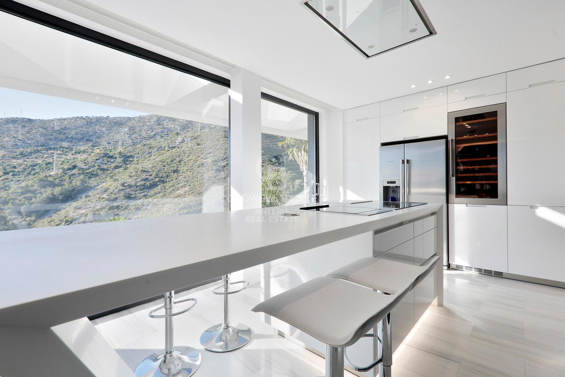 Luksusowa willa w oryginalnym stylu z widokiem na morze