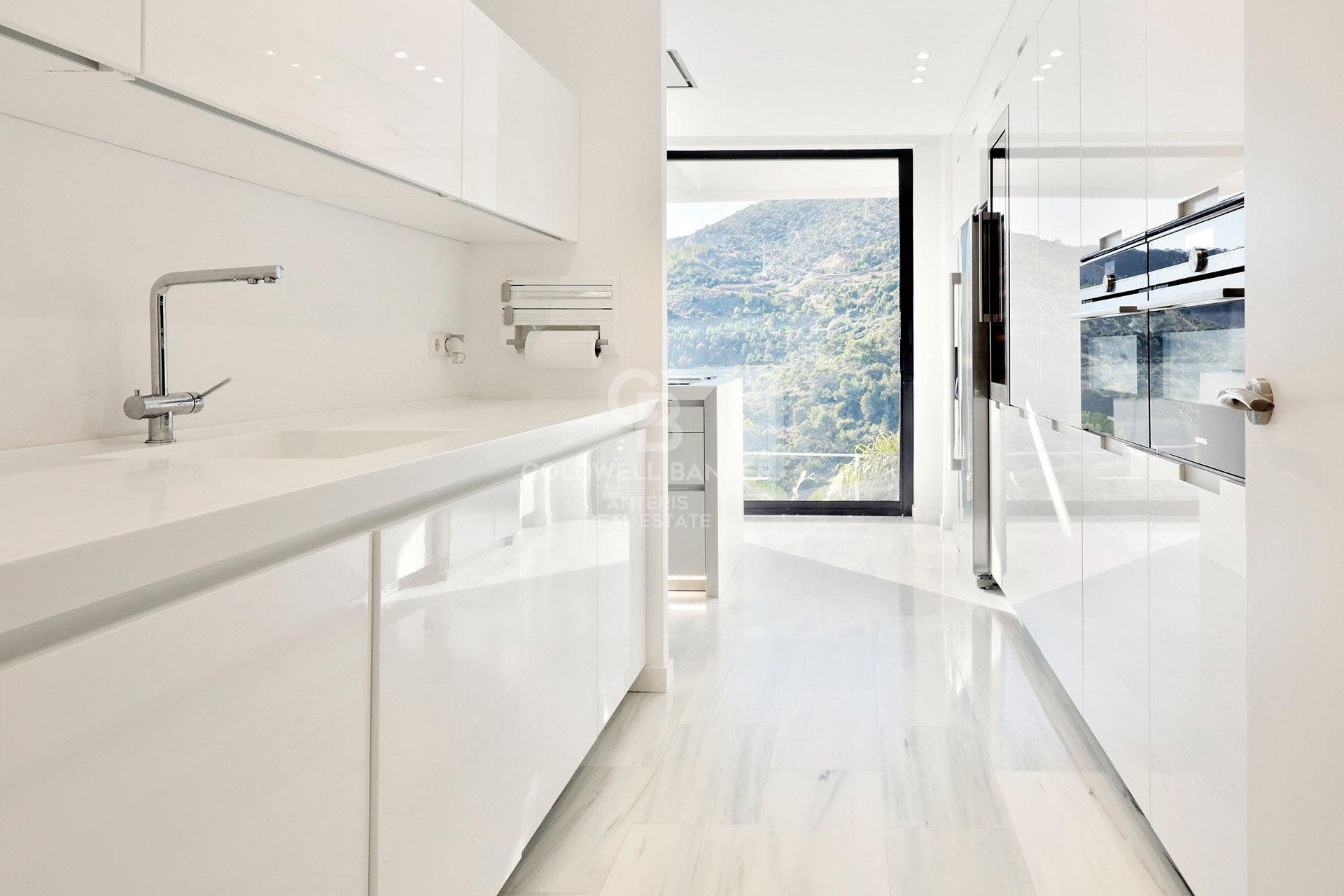 Luksusowa willa w oryginalnym stylu z widokiem na morze