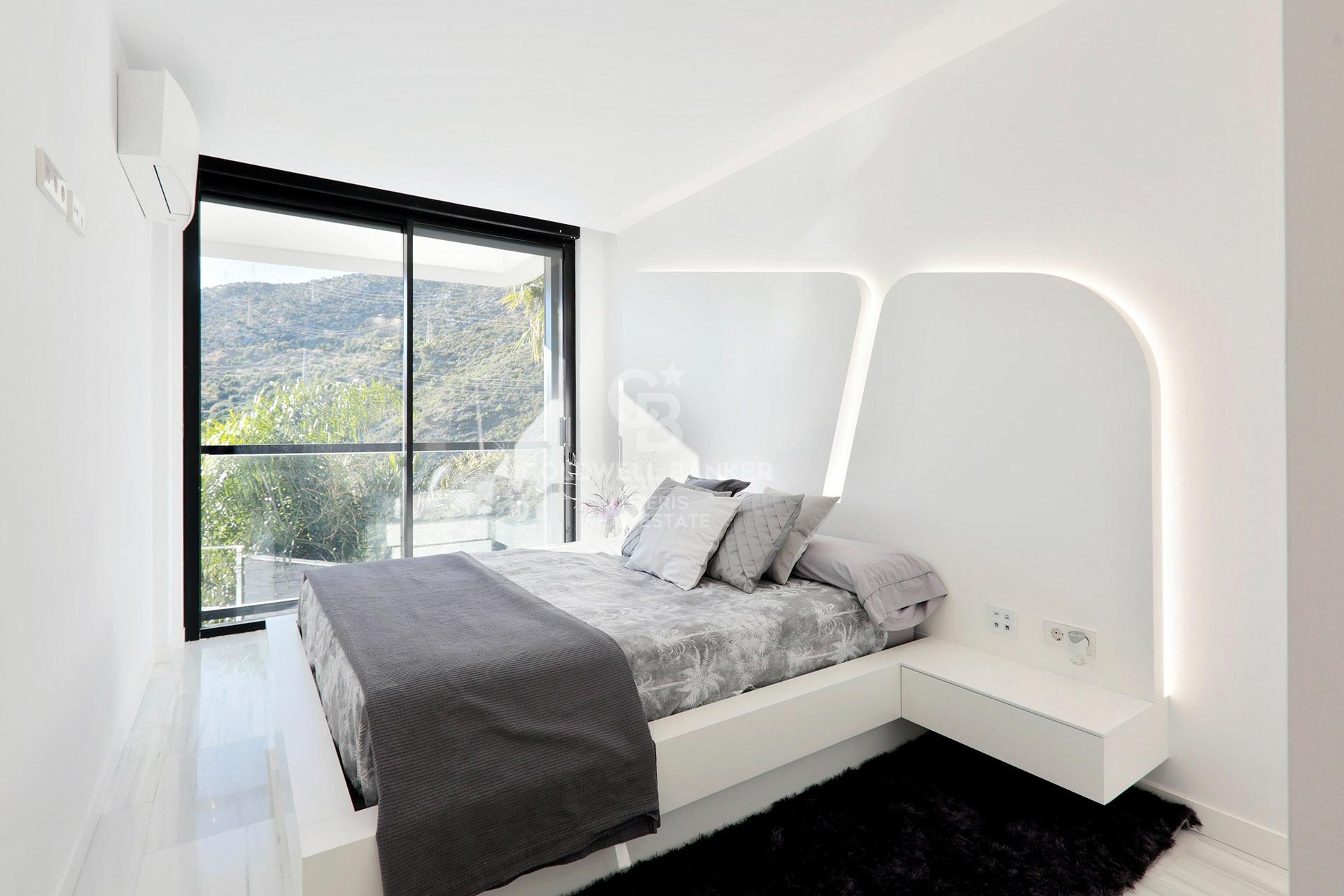 Luksusowa willa w oryginalnym stylu z widokiem na morze