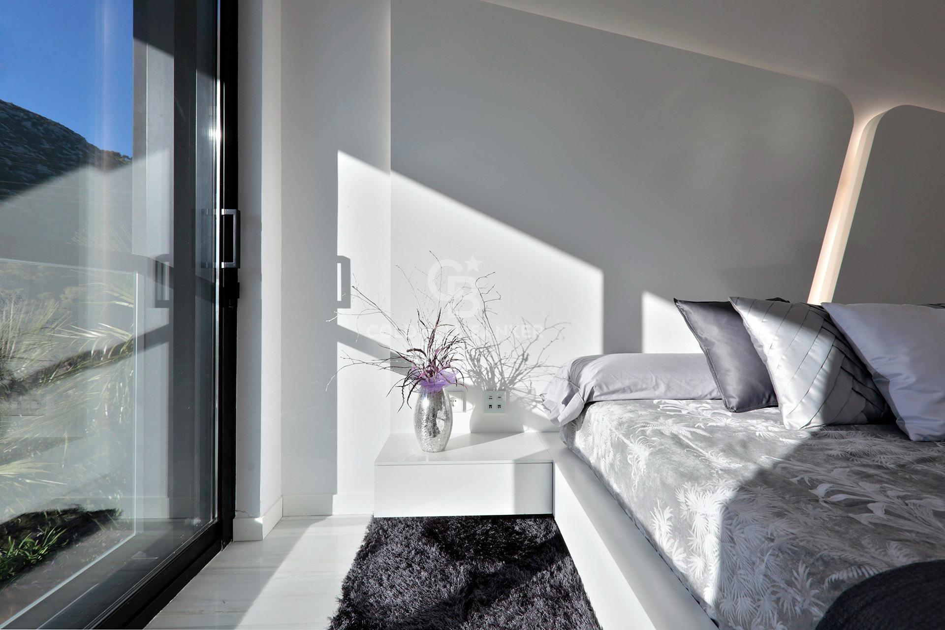 Luksusowa willa w oryginalnym stylu z widokiem na morze