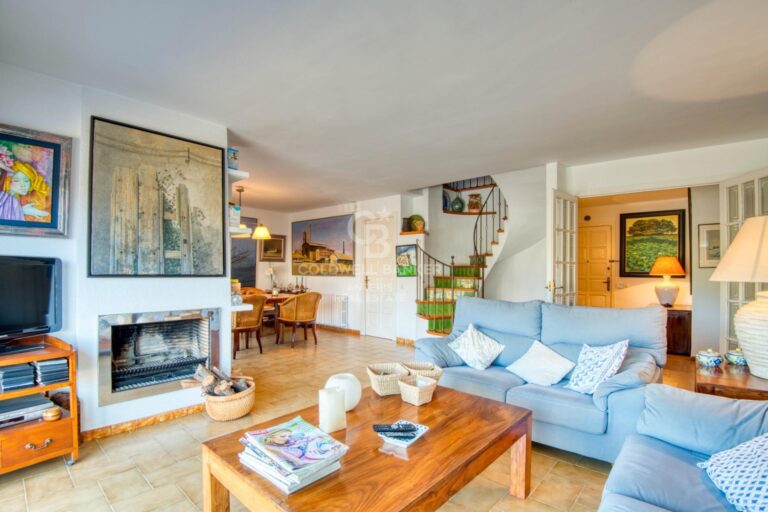 Dwupoziomowy penthouse na wybrzeżu Costa Brava