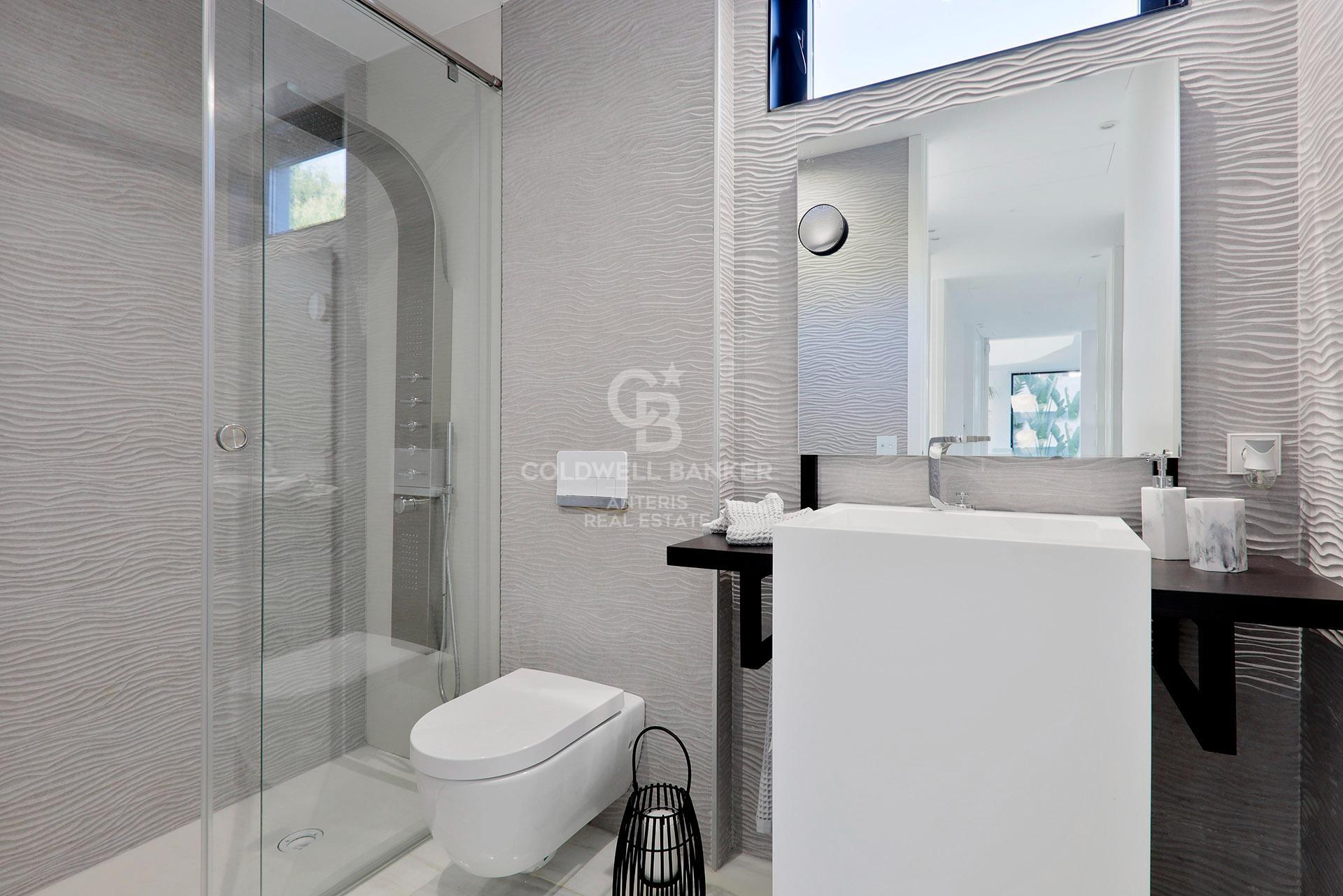 Luksusowa willa w oryginalnym stylu z widokiem na morze