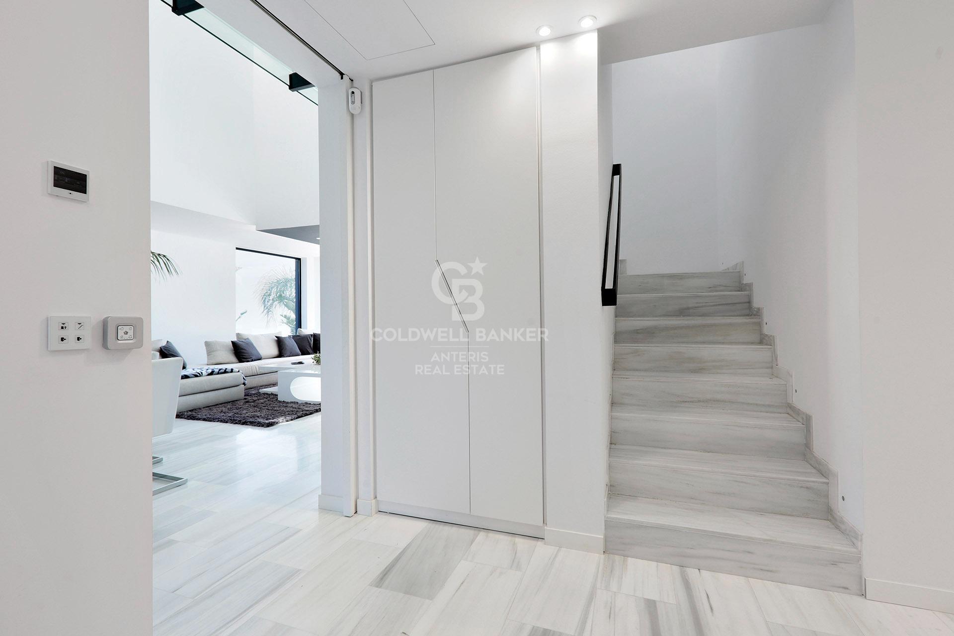 Luksusowa willa w oryginalnym stylu z widokiem na morze