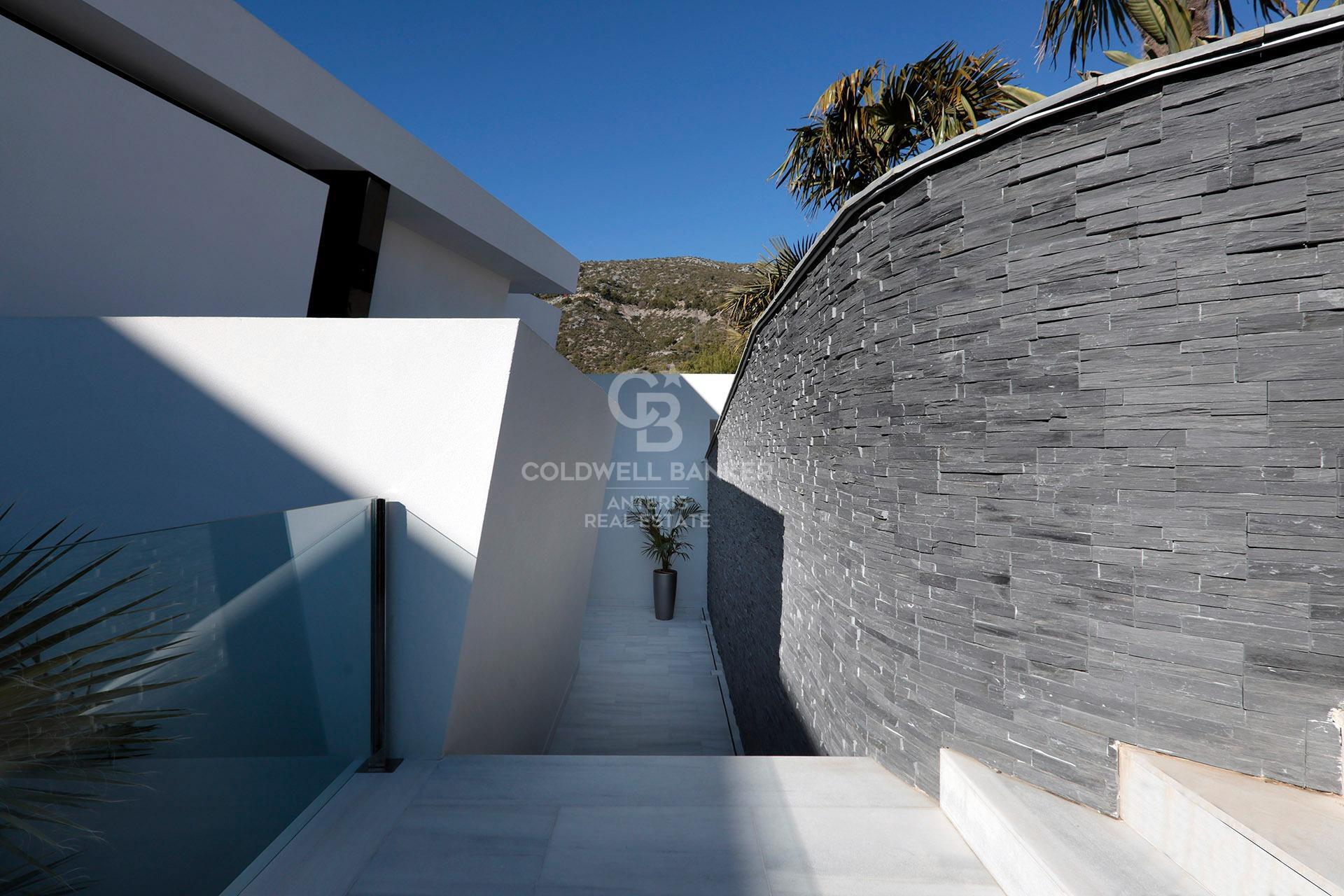 Luksusowa willa w oryginalnym stylu z widokiem na morze