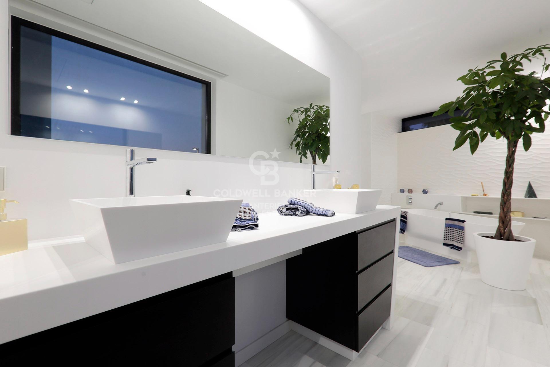 Luksusowa willa w oryginalnym stylu z widokiem na morze