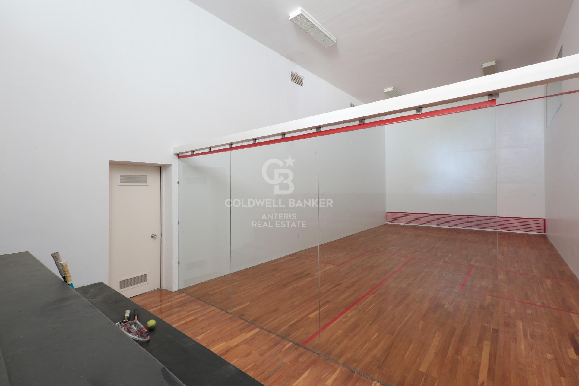 Villa privada con pista de squash