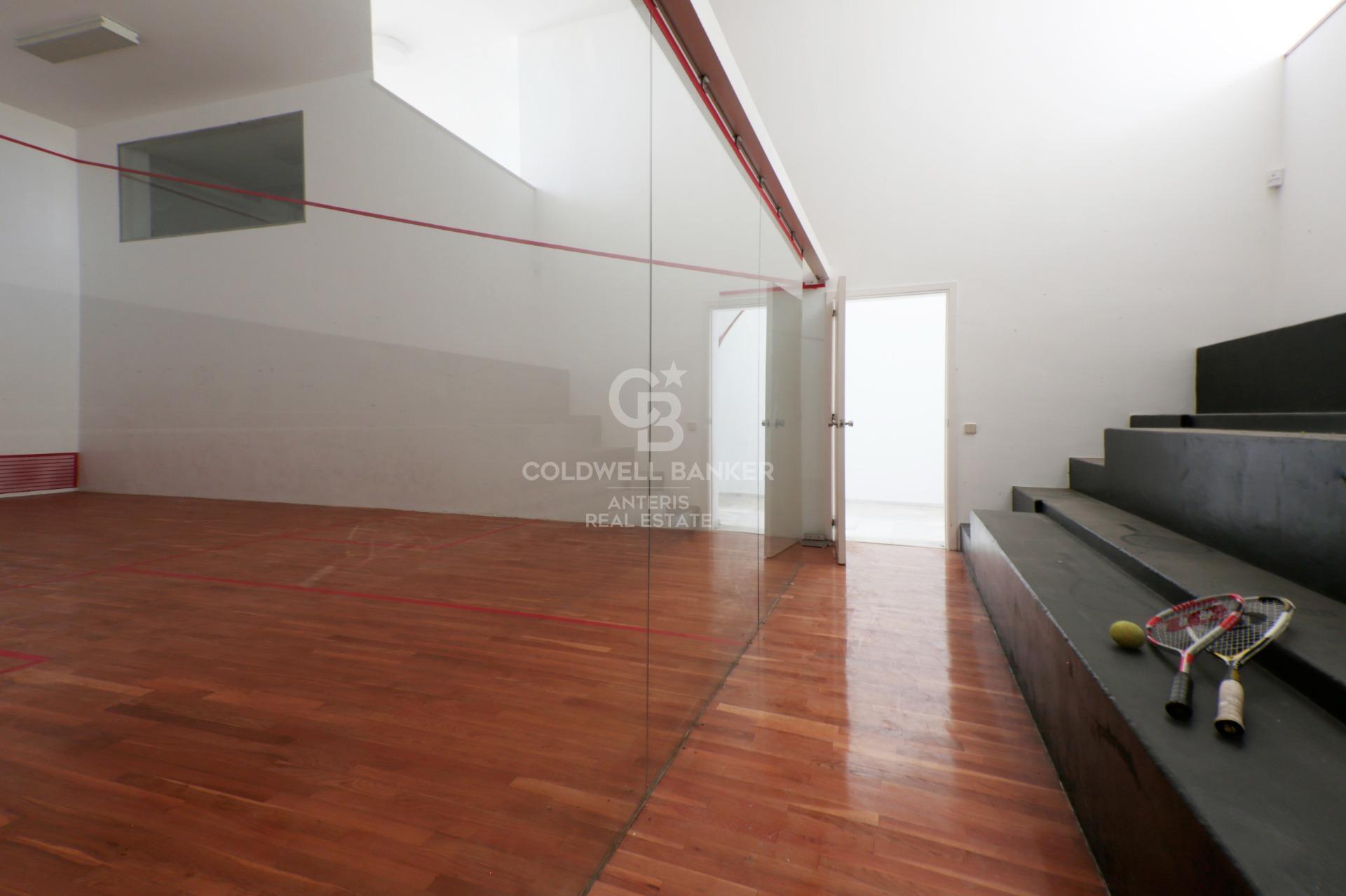 Villa privada con pista de squash