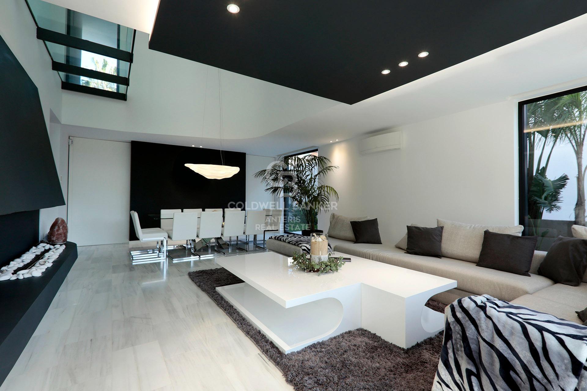 Luksusowa willa w oryginalnym stylu z widokiem na morze