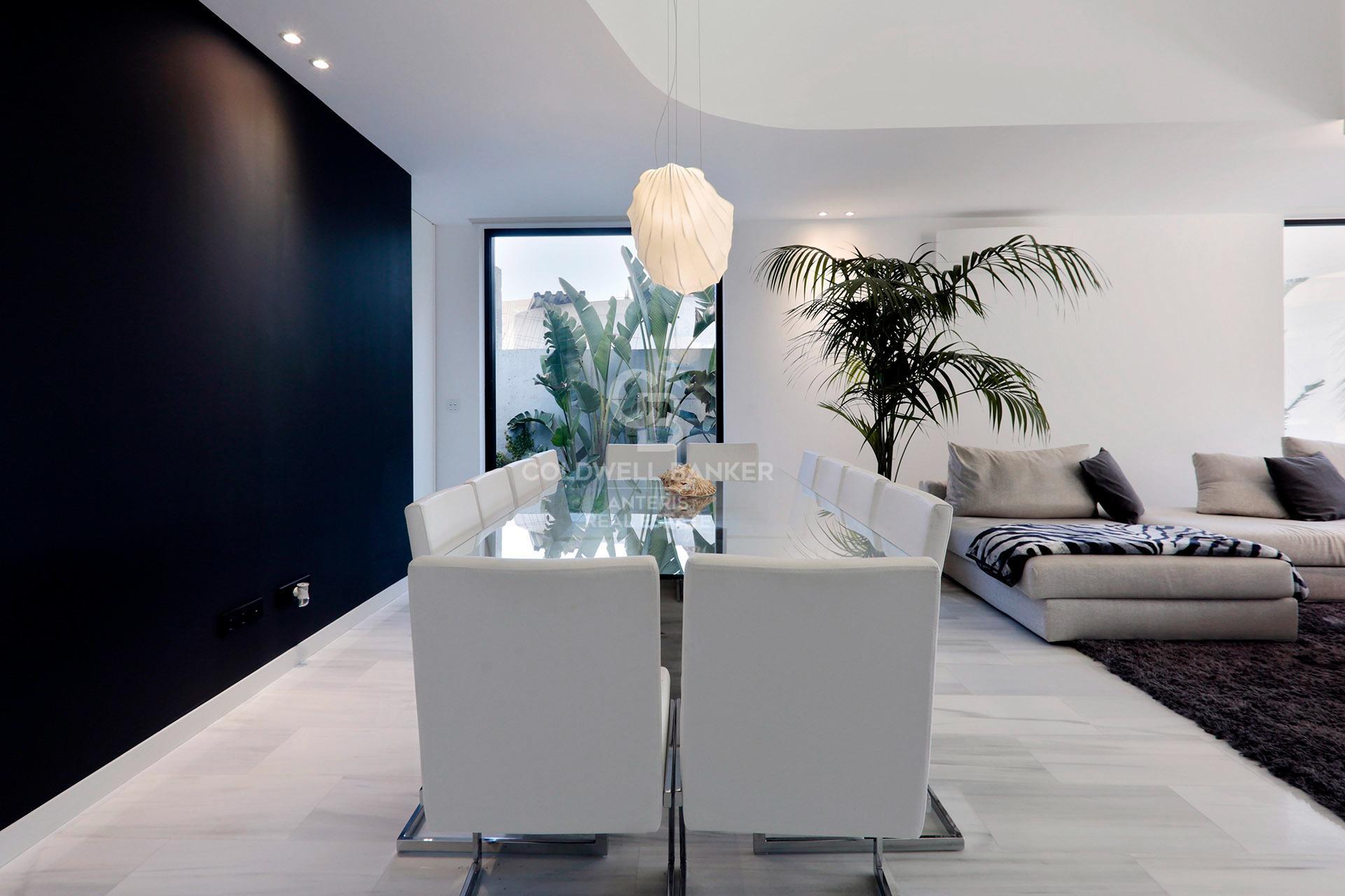 Luksusowa willa w oryginalnym stylu z widokiem na morze